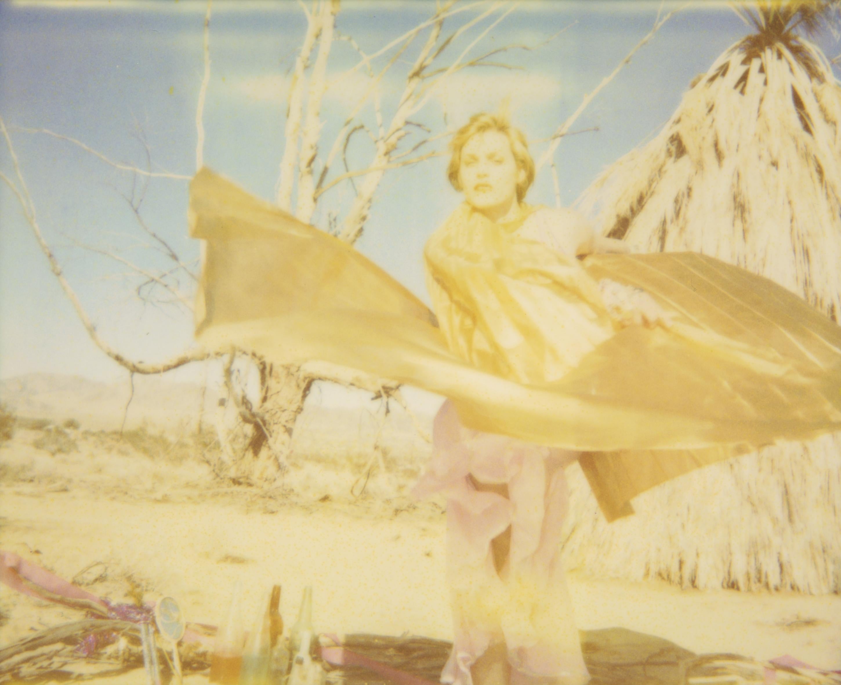 Figurative Photograph Stefanie Schneider - Cercle de magie - Shazam (29 Palms, CA)