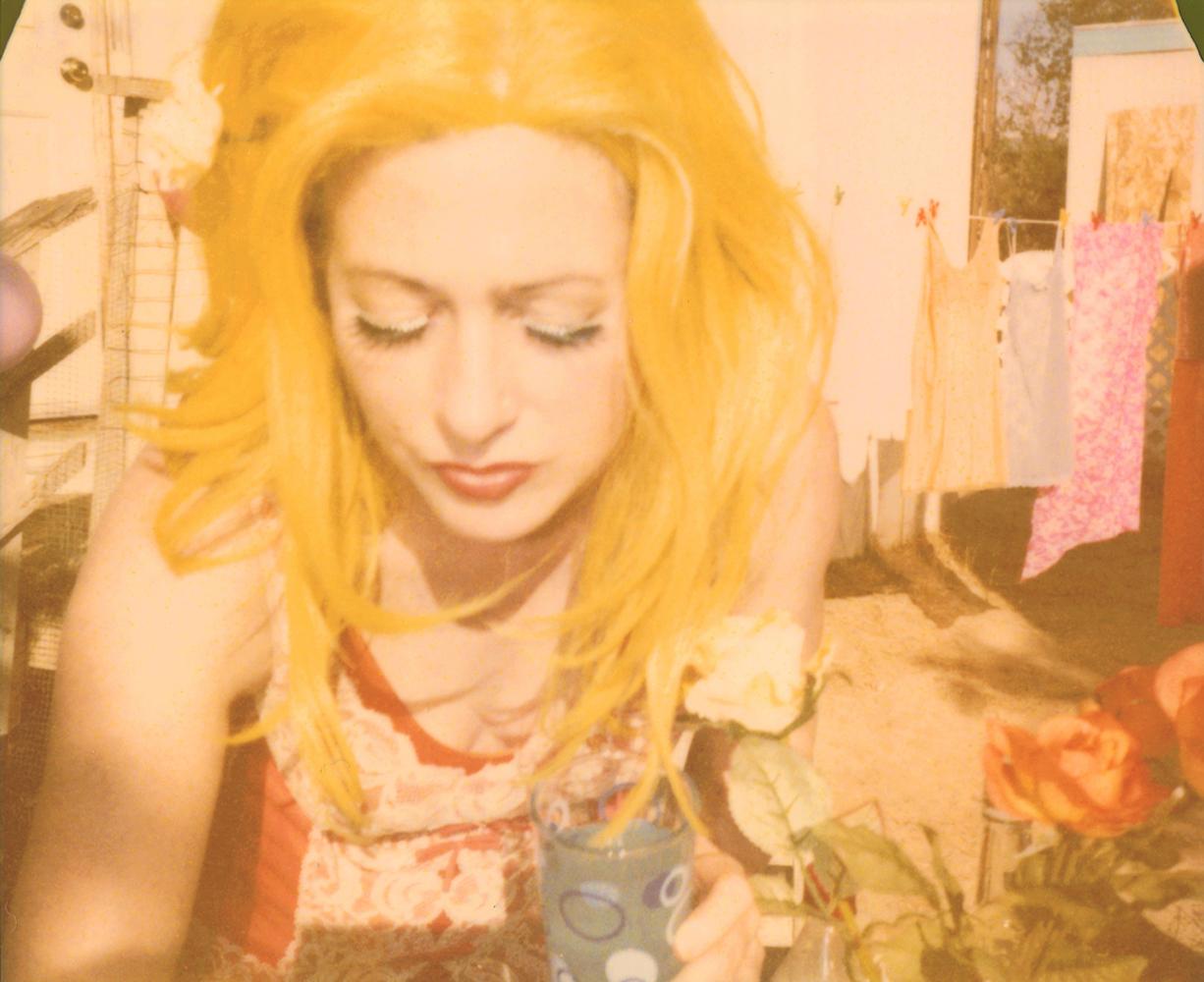 Stefanie Schneider Portrait Photograph – Clothesline (Oxanas 30. Geburtstag) – Zeitgenössisches Porträt, Polaroid, abgelaufen