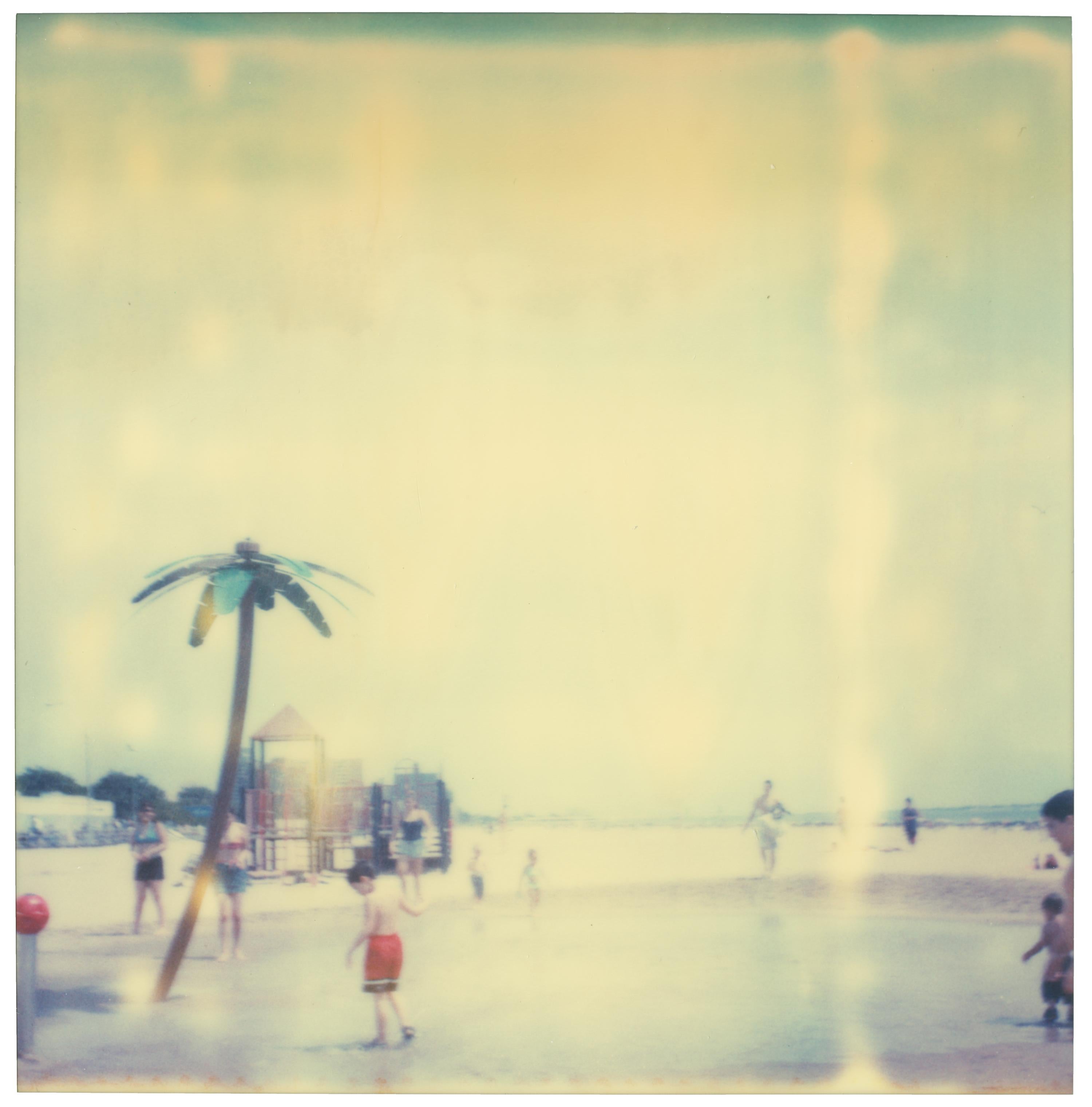 Stefanie Schneider Landscape Photograph – Coney Island Beach Life (Aufenthalt) - Polaroid, 21. Jahrhundert, Contemporary, Farbe