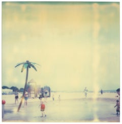 Coney Island Strandleben (Stay) – Polaroid, 21. Jahrhundert, Zeitgenössisch, Farbe