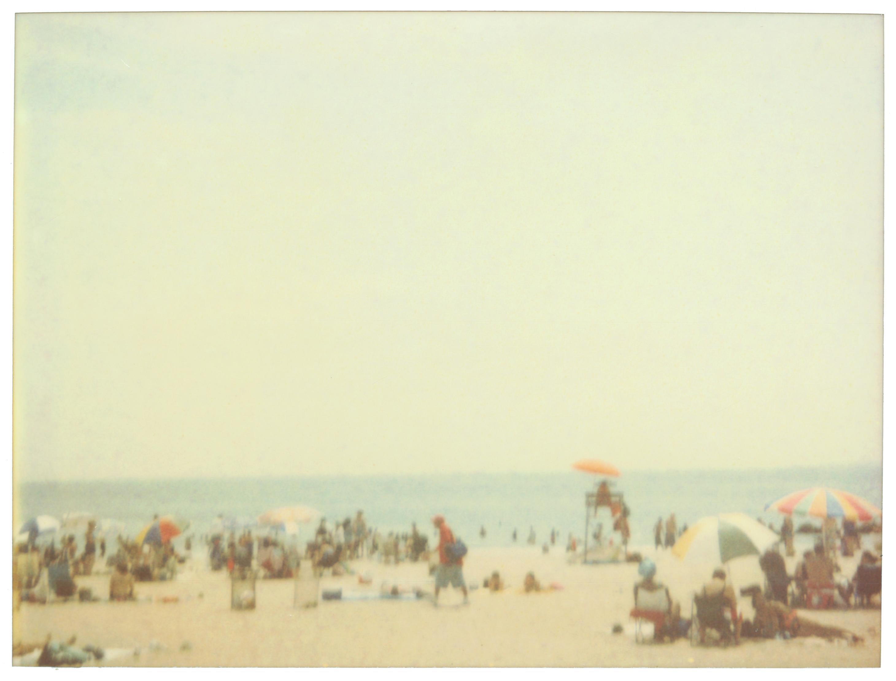 Stefanie Schneider Landscape Photograph – Coney Island Strandleben (Stay) – Polaroid, 21. Jahrhundert, Zeitgenössisch, Farbe