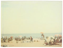 Coney Island Strandleben (Stay) – Polaroid, 21. Jahrhundert, Zeitgenössisch, Farbe