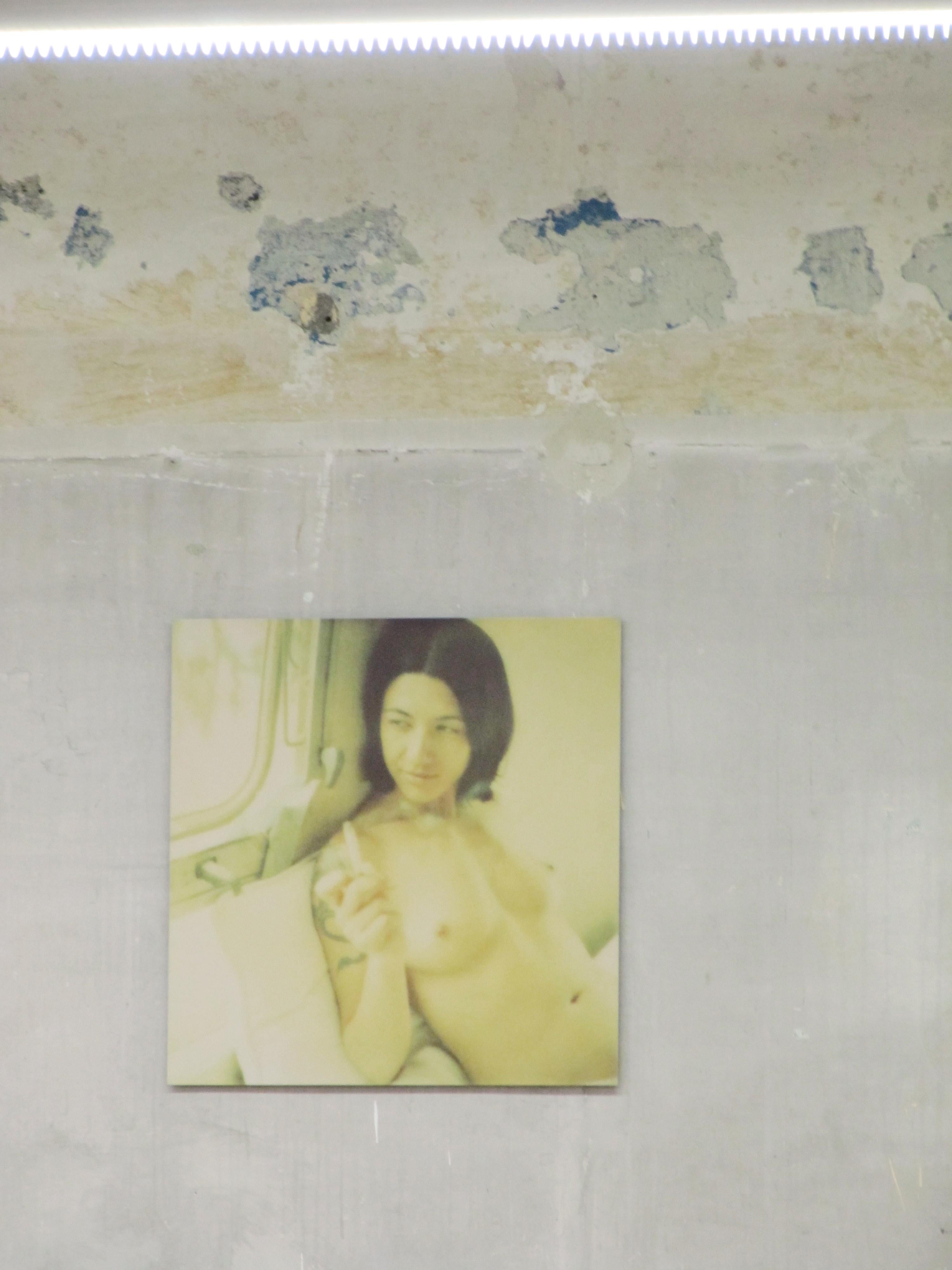 Narween (Saigon) – Zeitgenössisch, 21. Jahrhundert, Polaroid, Figurativ, Akt (Gelb), Portrait Photograph, von Stefanie Schneider