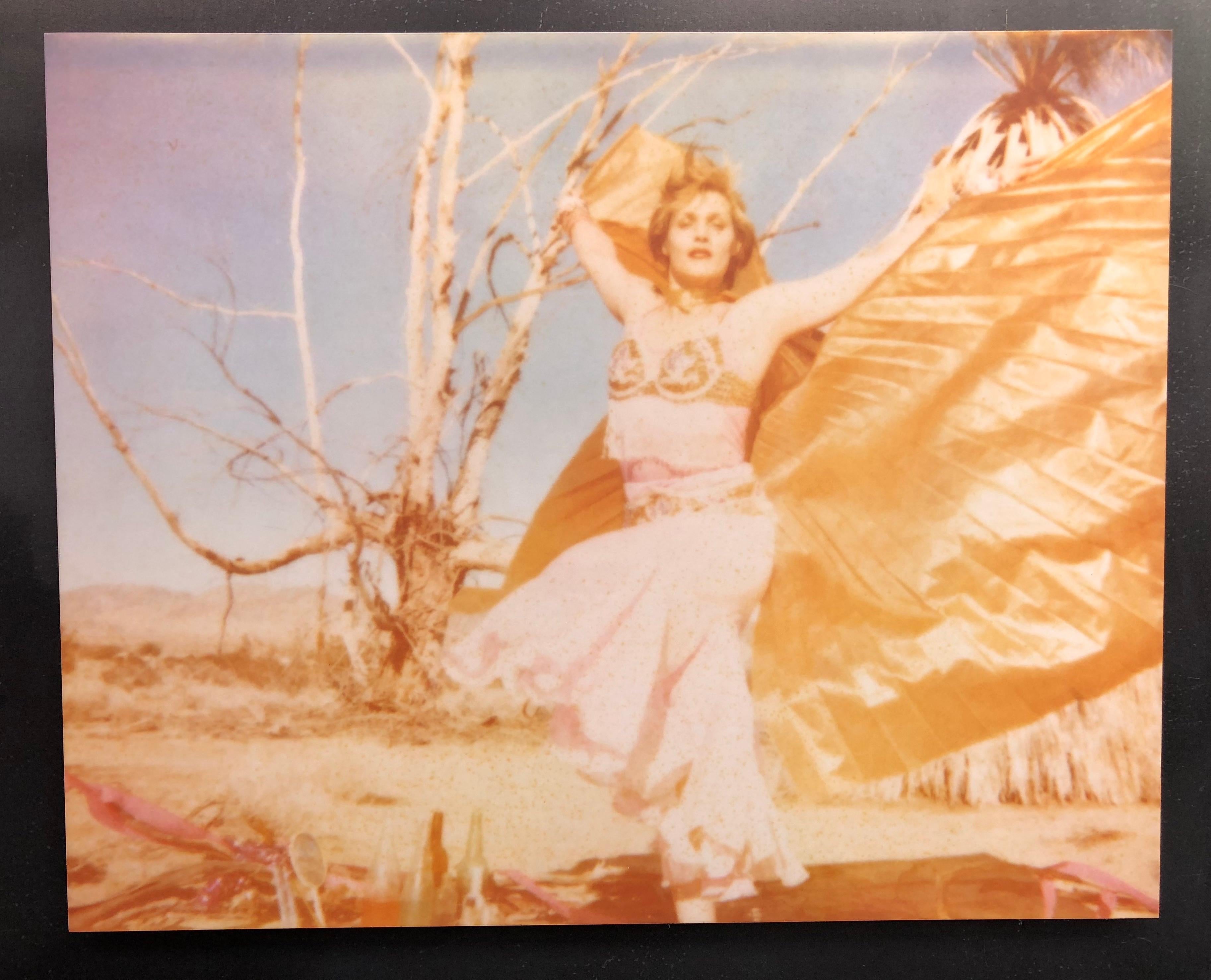 The Mystic - Circle of Magic (29 Palms, CA)-  Figuratives Polaroid, Frau – Photograph von Stefanie Schneider