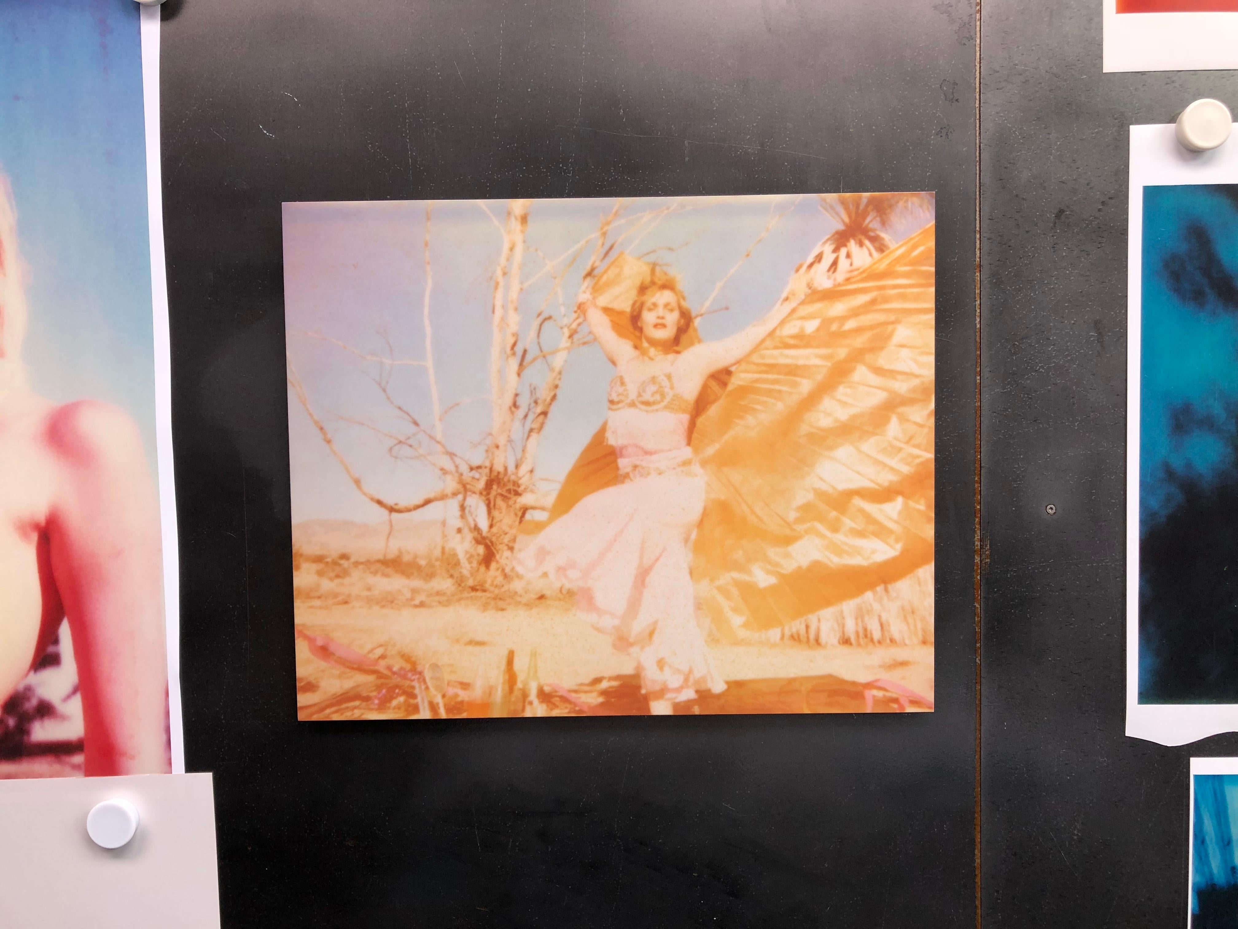 Le mystique - Circle of Magic (29 Palms, CA)-  Polaroid, Figuratif, Femme - Contemporain Photograph par Stefanie Schneider