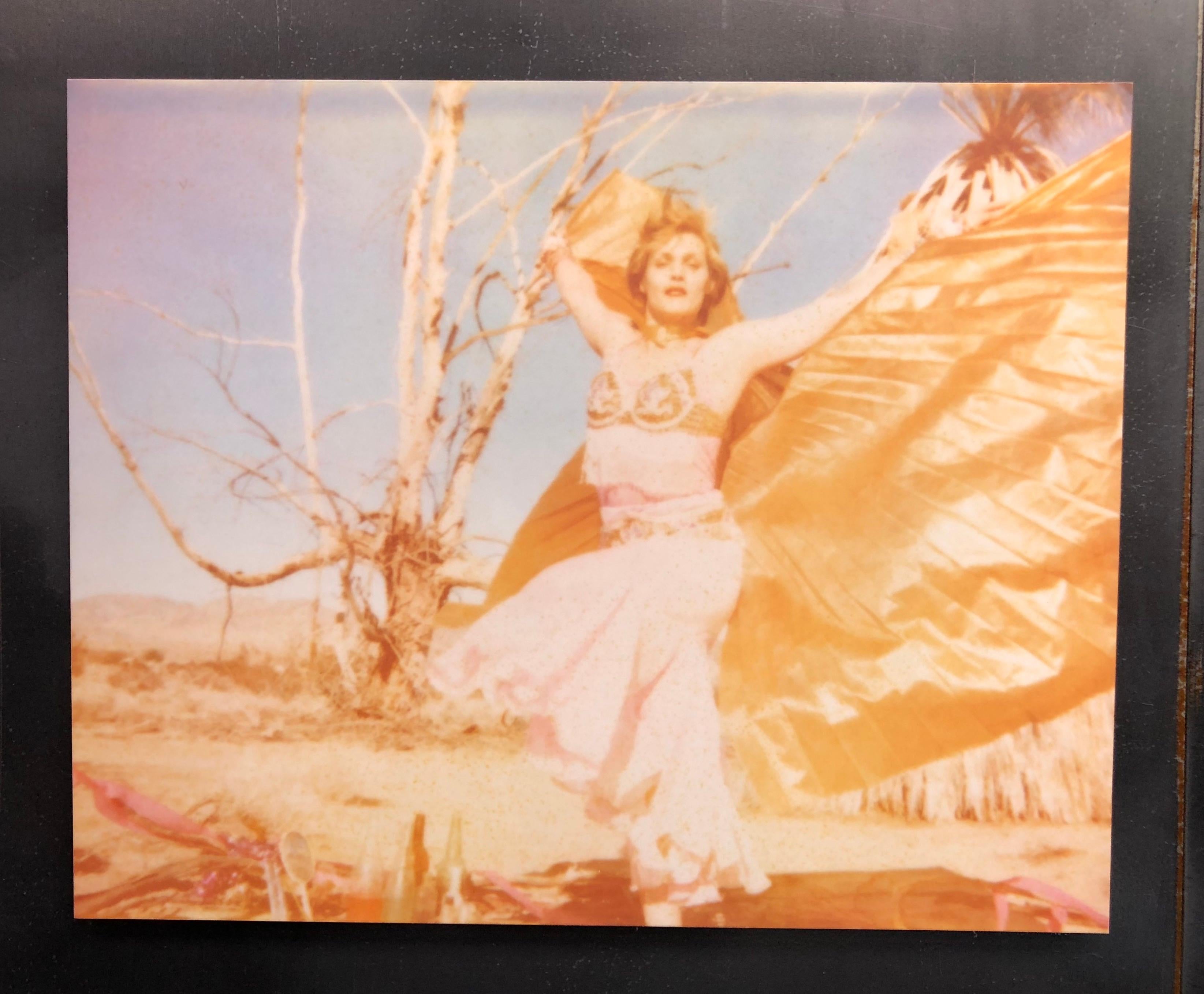 Stefanie Schneider Color Photograph – The Mystic - Circle of Magic (29 Palms, CA)-  Figuratives Polaroid, Frau
