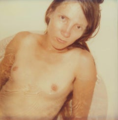 Stevie in Badewanne – Zeitgenössisch, figurativ, Frau, Polaroid, 21. Jahrhundert, Akt