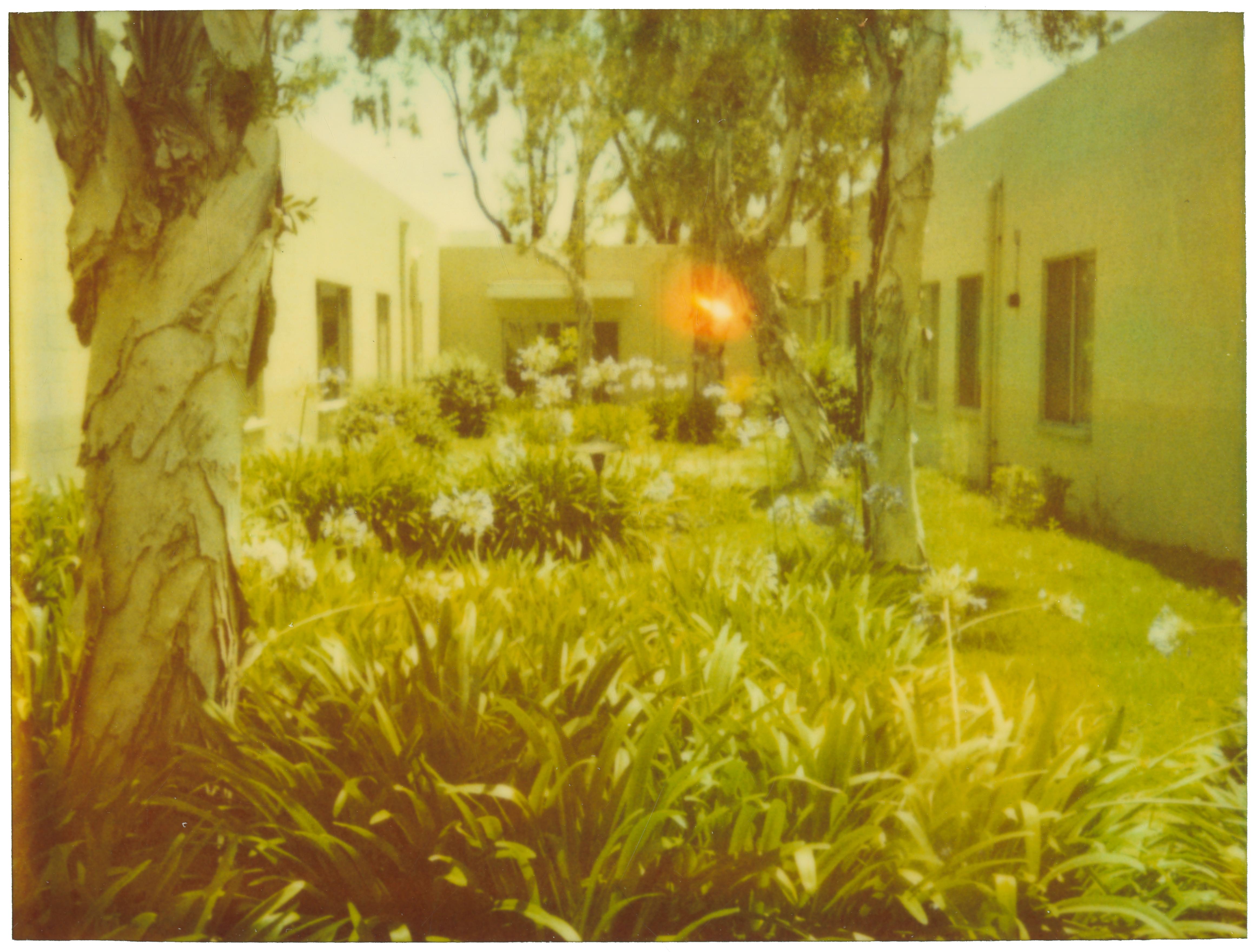 Stefanie Schneider Color Photograph – Courtyard (Suburbia) – Zeitgenössisch, Polaroid, Fotografie