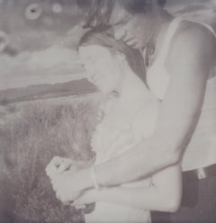 Ein Mann und eine Frau (Sidewinder) - Zeitgenössisch, ausgestellter Polaroid, Fotografie