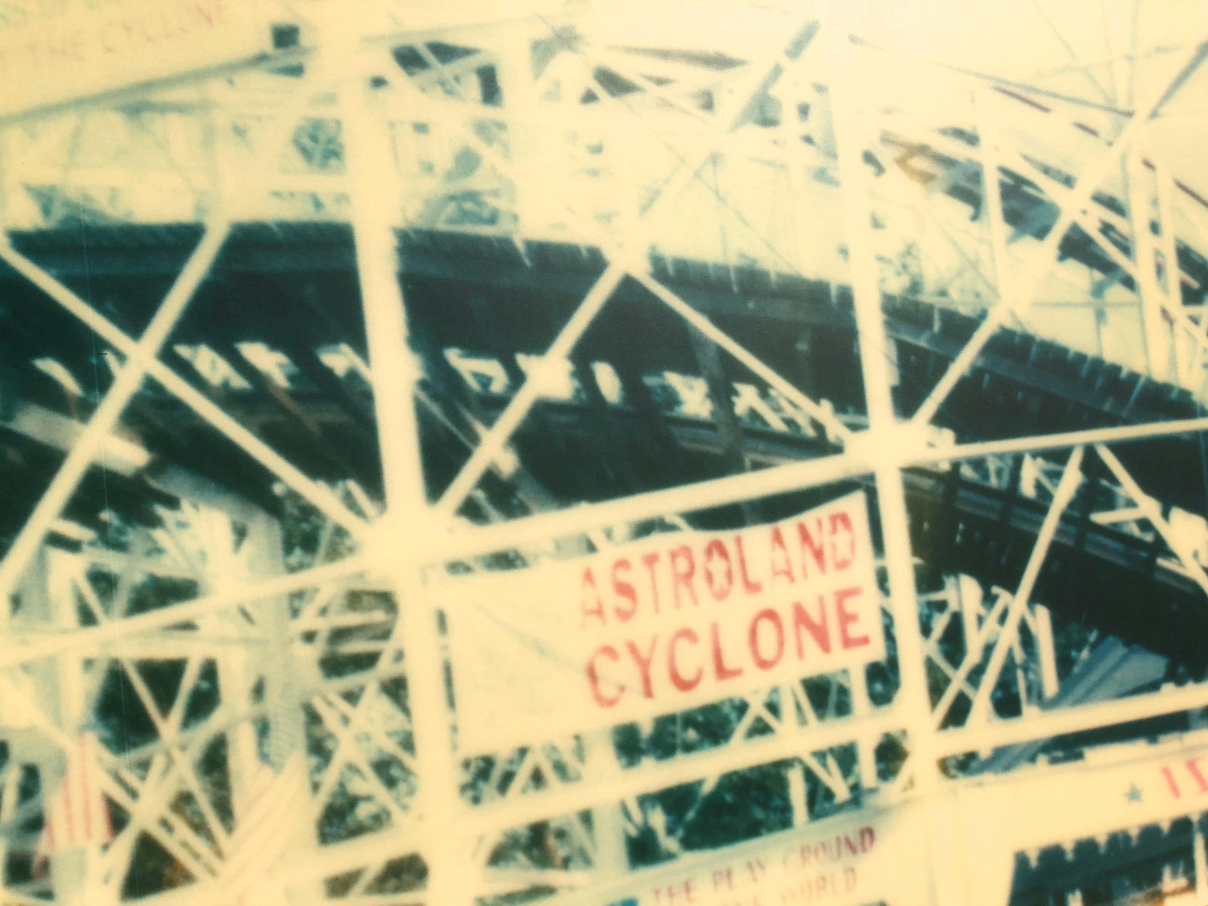 Cyclone (Stay) – Coney Island, 21. Jahrhundert, Zeitgenössisch, Ikonen, Landschaft (Beige), Color Photograph, von Stefanie Schneider
