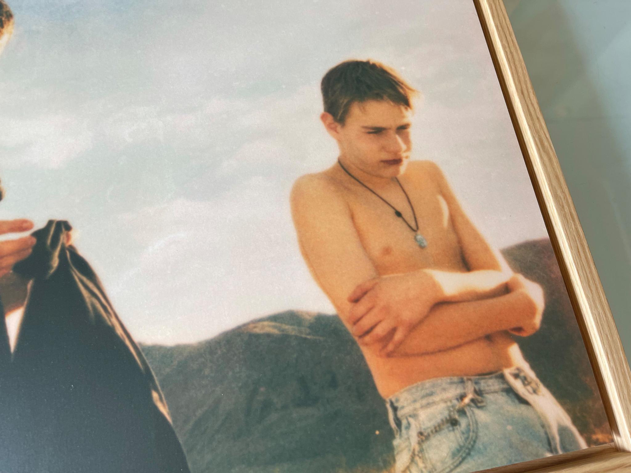 D. und Felix –  Contemporary, 21. Jahrhundert, Polaroid, Figurative Fotografie (Braun), Portrait Photograph, von Stefanie Schneider