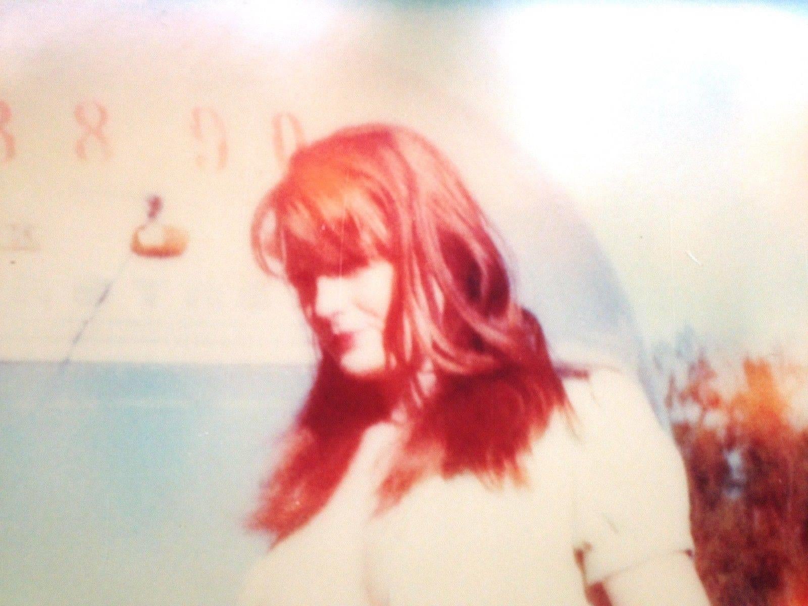 Daisy y Austen delante del Trailer - basado en una Polaroid Original - Prueba - Portrait Photograph Beige de Stefanie Schneider
