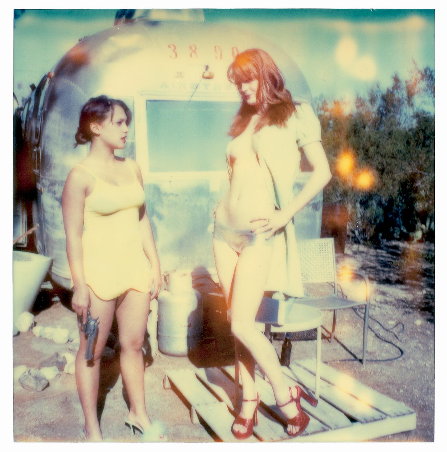 Color Photograph di Stefanie Schneider - Daisy e Austen davanti a Trailer - inclusa la monografia "Instantdreams".