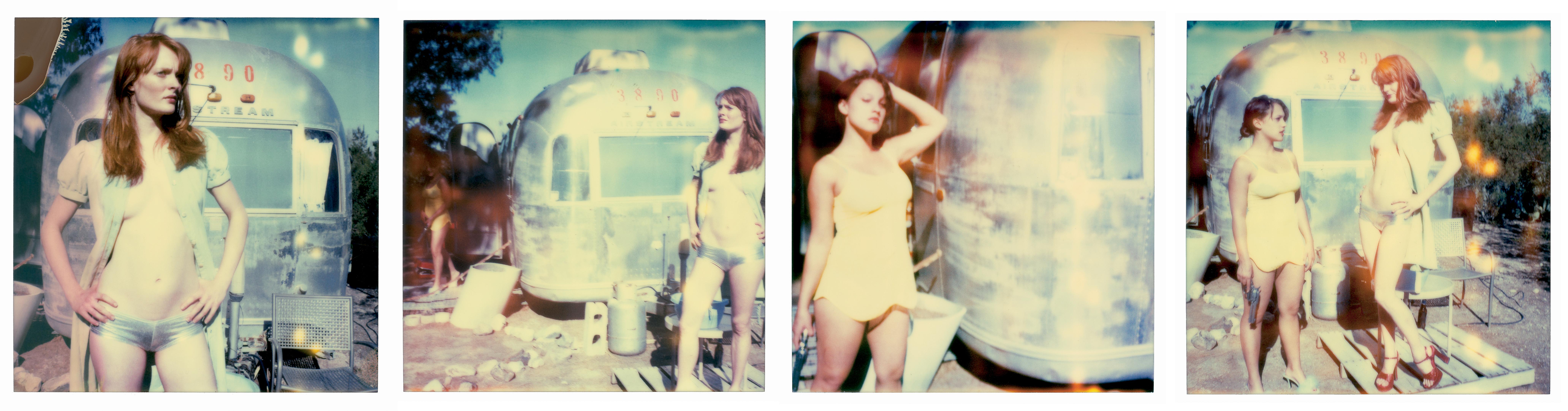 Figurative Photograph di Stefanie Schneider - Daisy e Austen davanti al Trailer (Till Death do Us Part) - 5/5, 4 pezzi