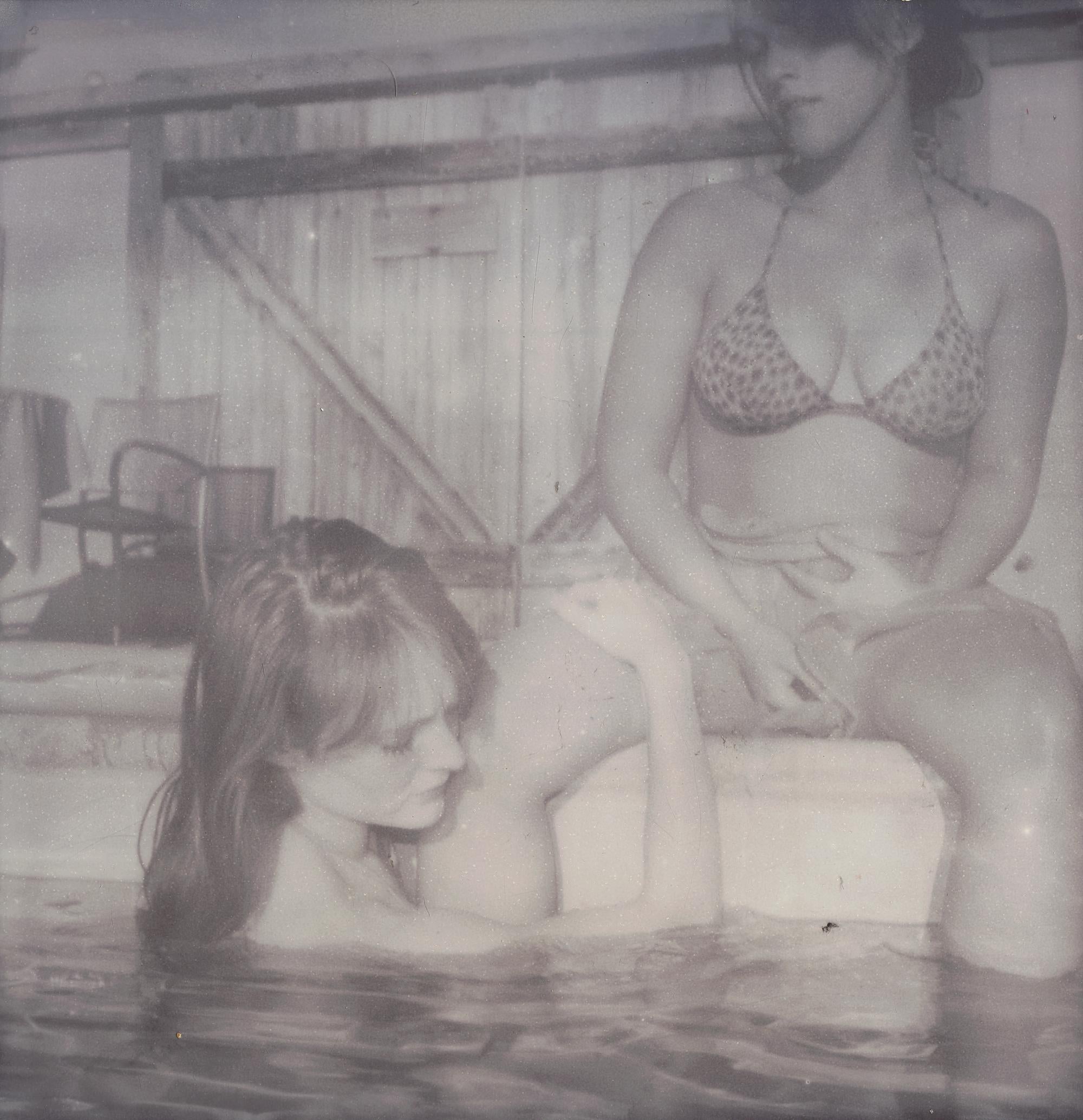 Stefanie Schneider Portrait Photograph – Gänseblümchen und Austen im Pool (Till Death do us part) – Polaroid, Figurative, Frauen