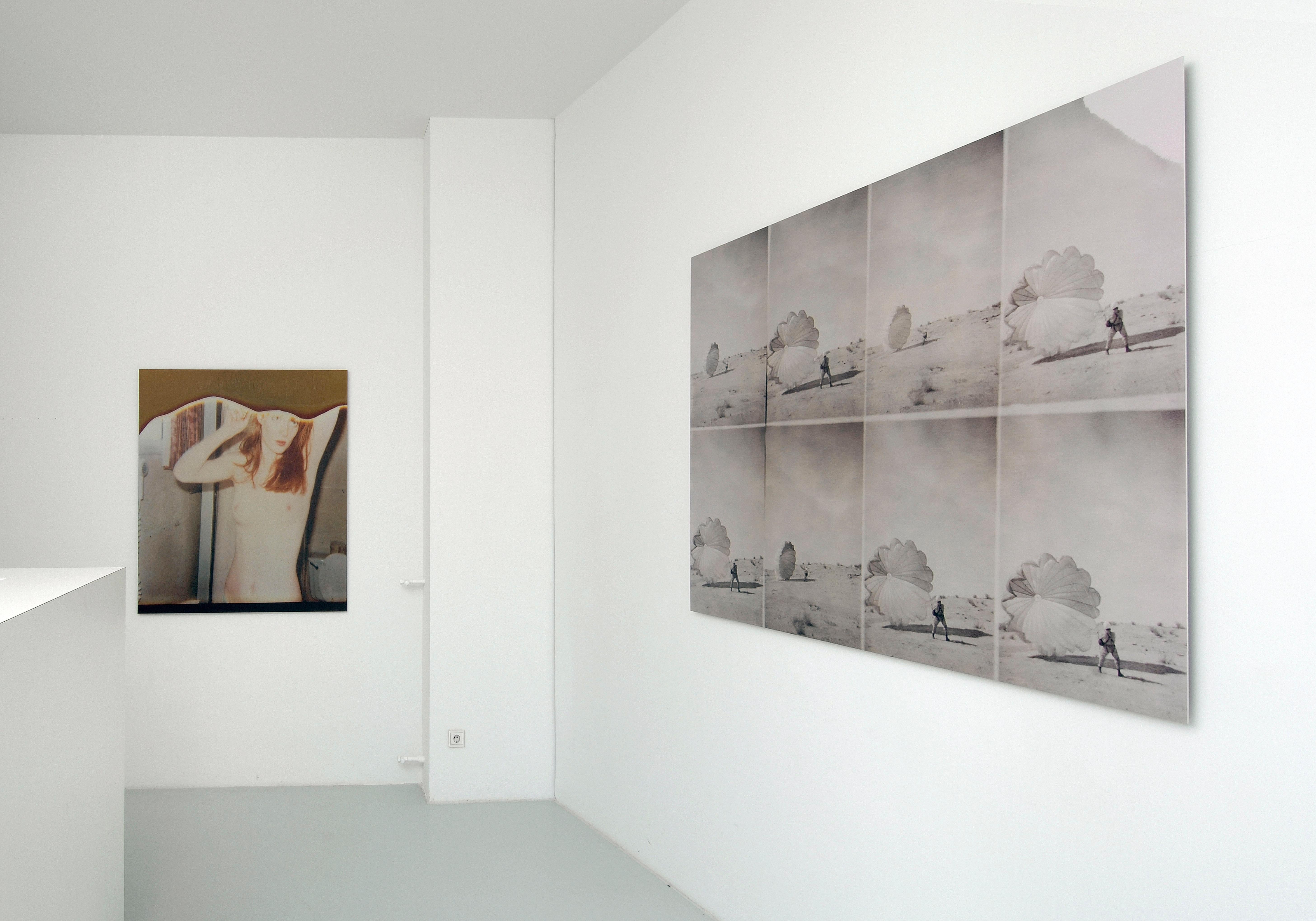 Gänseblümchen vor dem Spiegel – Polaroid, figurativ, Fotografie, Akt – Photograph von Stefanie Schneider