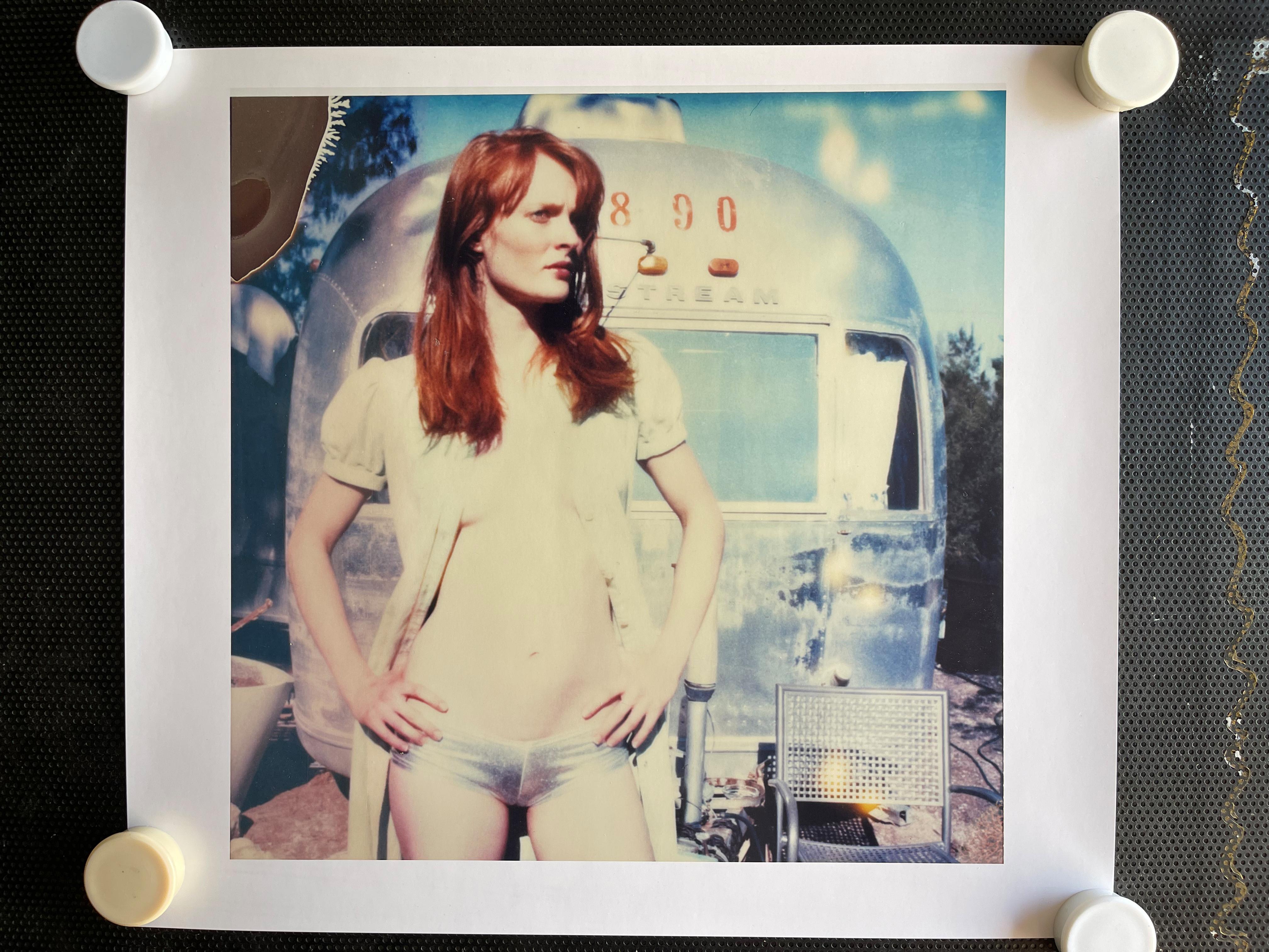 Gänseblümchen vor einem Trailer (Till Death do Us Part) 30x30cm, + Soundtrack LP – Photograph von Stefanie Schneider