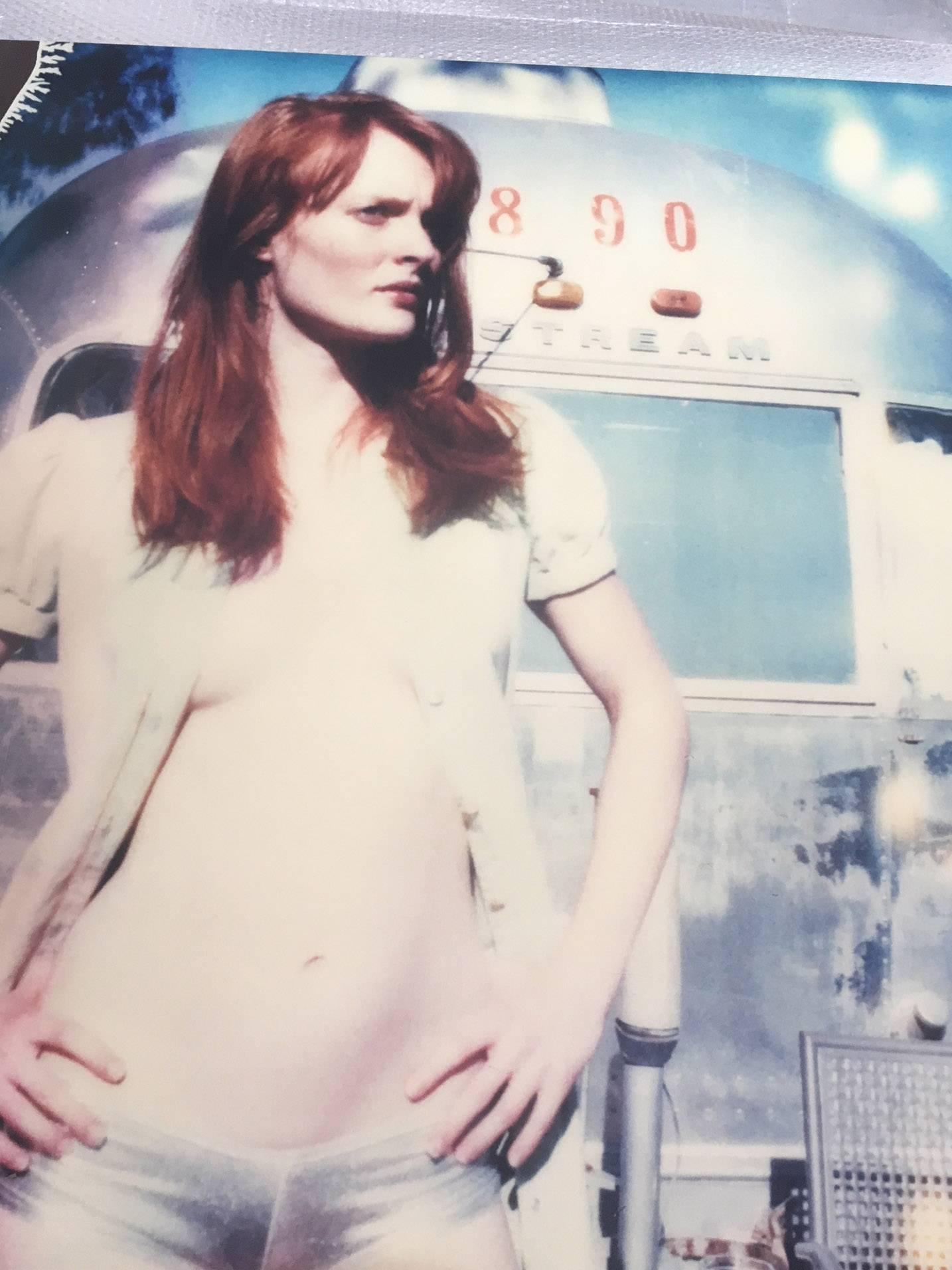 Daisy in front of Trailer (Till Death do Us Part) - Edition 4/5 - analog - Photograph by Stefanie Schneider