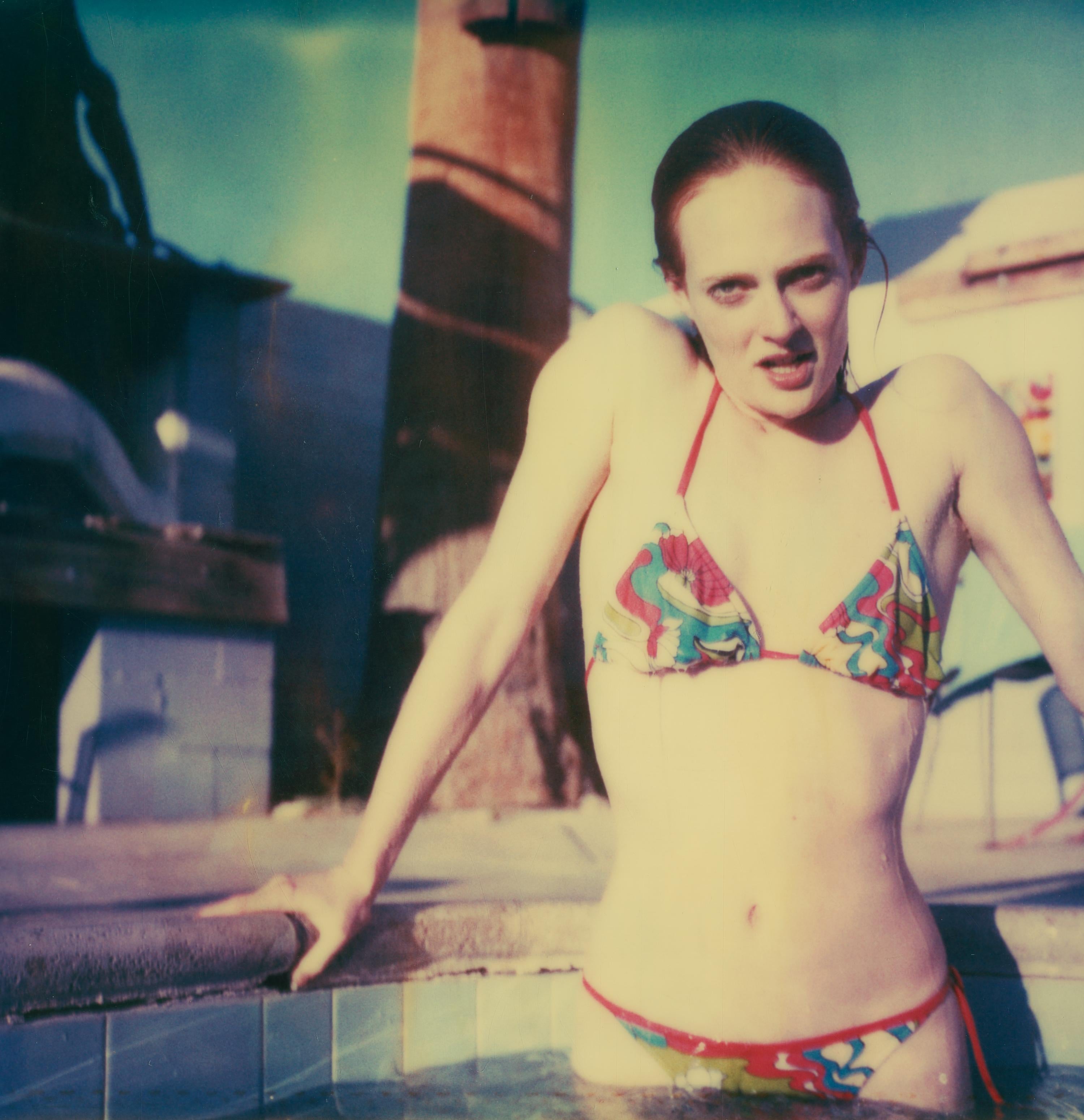 Gänseblümchen im Pool (Till Death do us Part) Zeitgenössisch, Frau, Polaroid