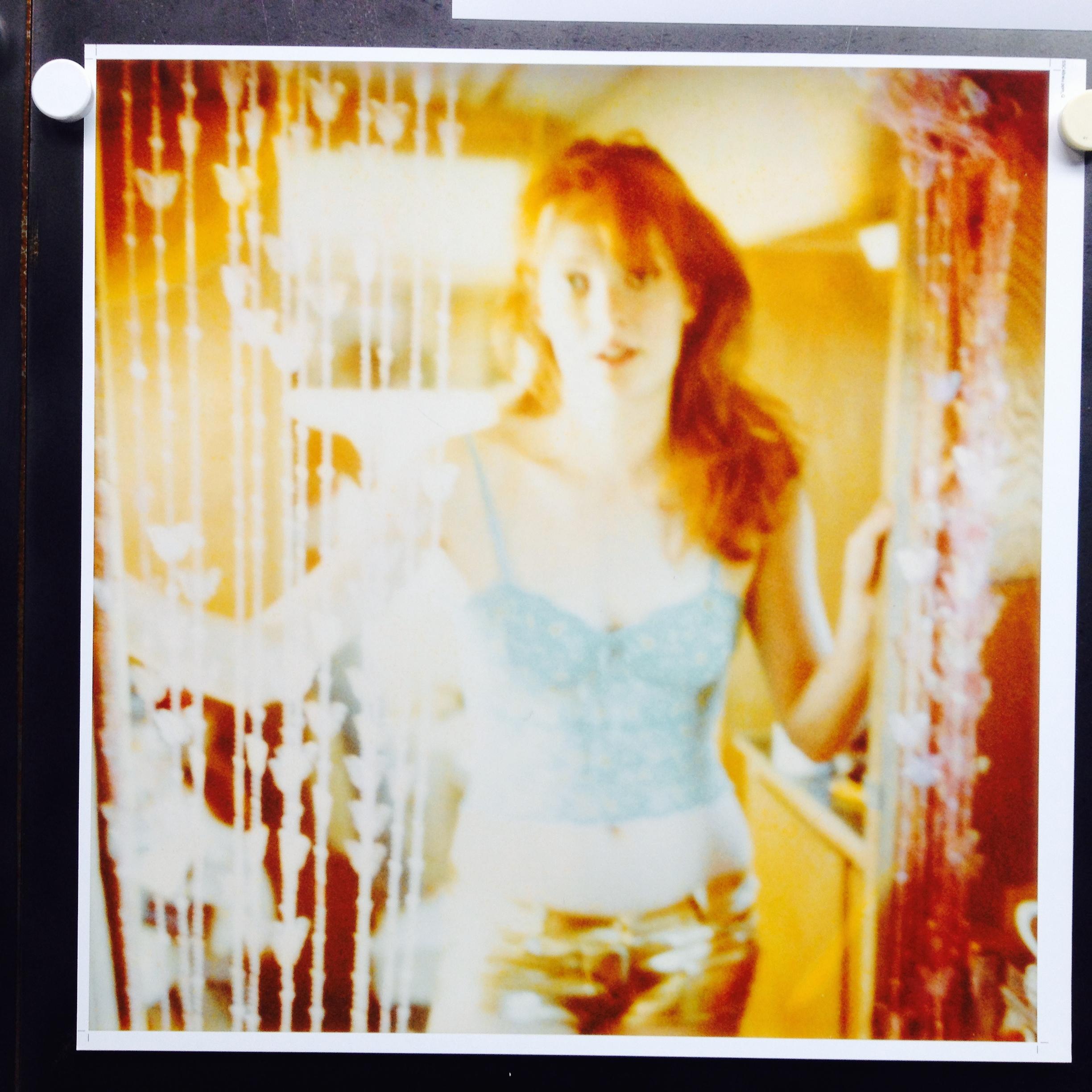 Stefanie Schneider Portrait Photograph – Daisy im Trailer (Till Death do us Part) mit Daisy McCrackin - Polaroid