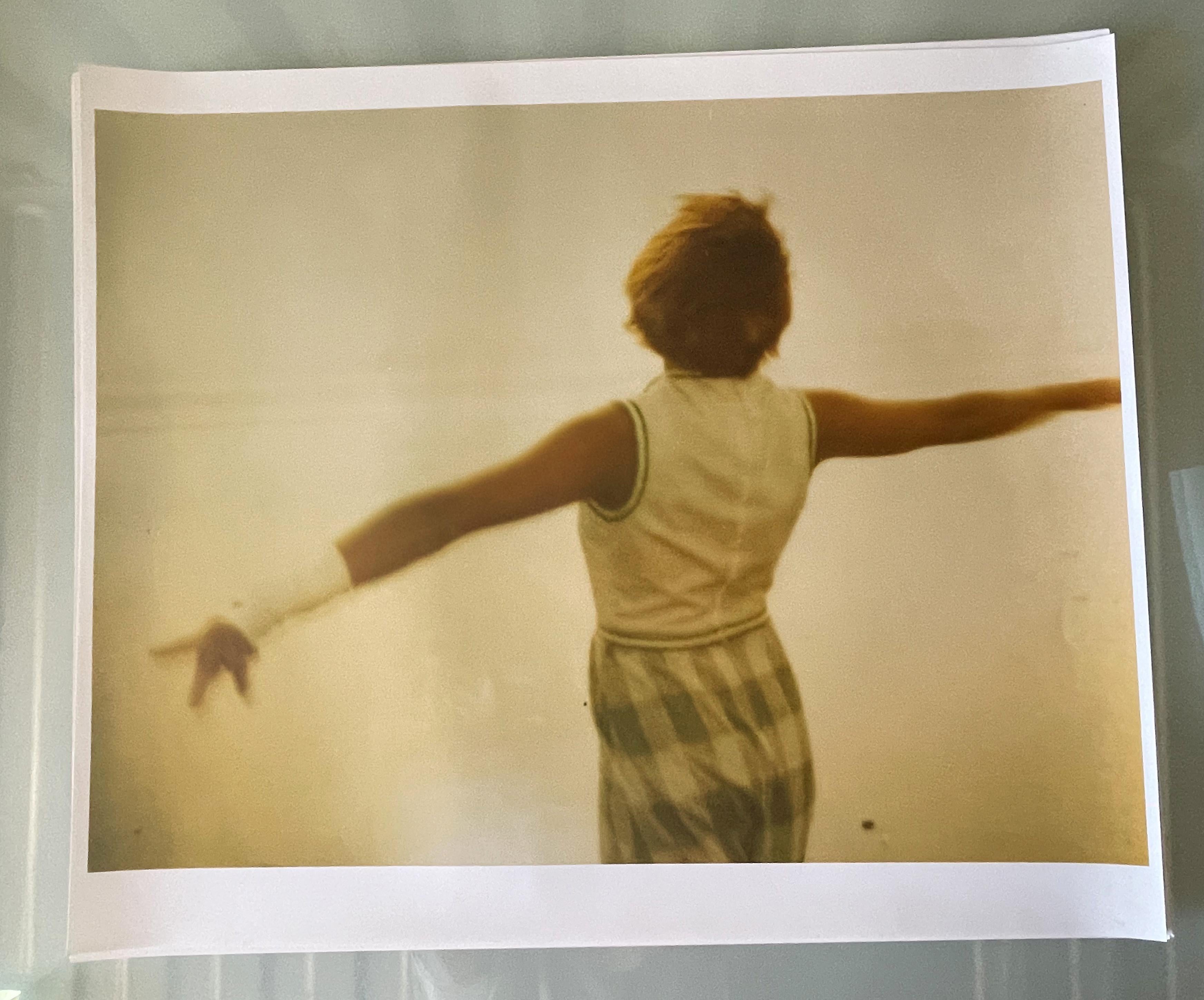 Dancer on the Beach II (Tänzer als Paradies) - Analog, Handdruck, Polaroid – Photograph von Stefanie Schneider
