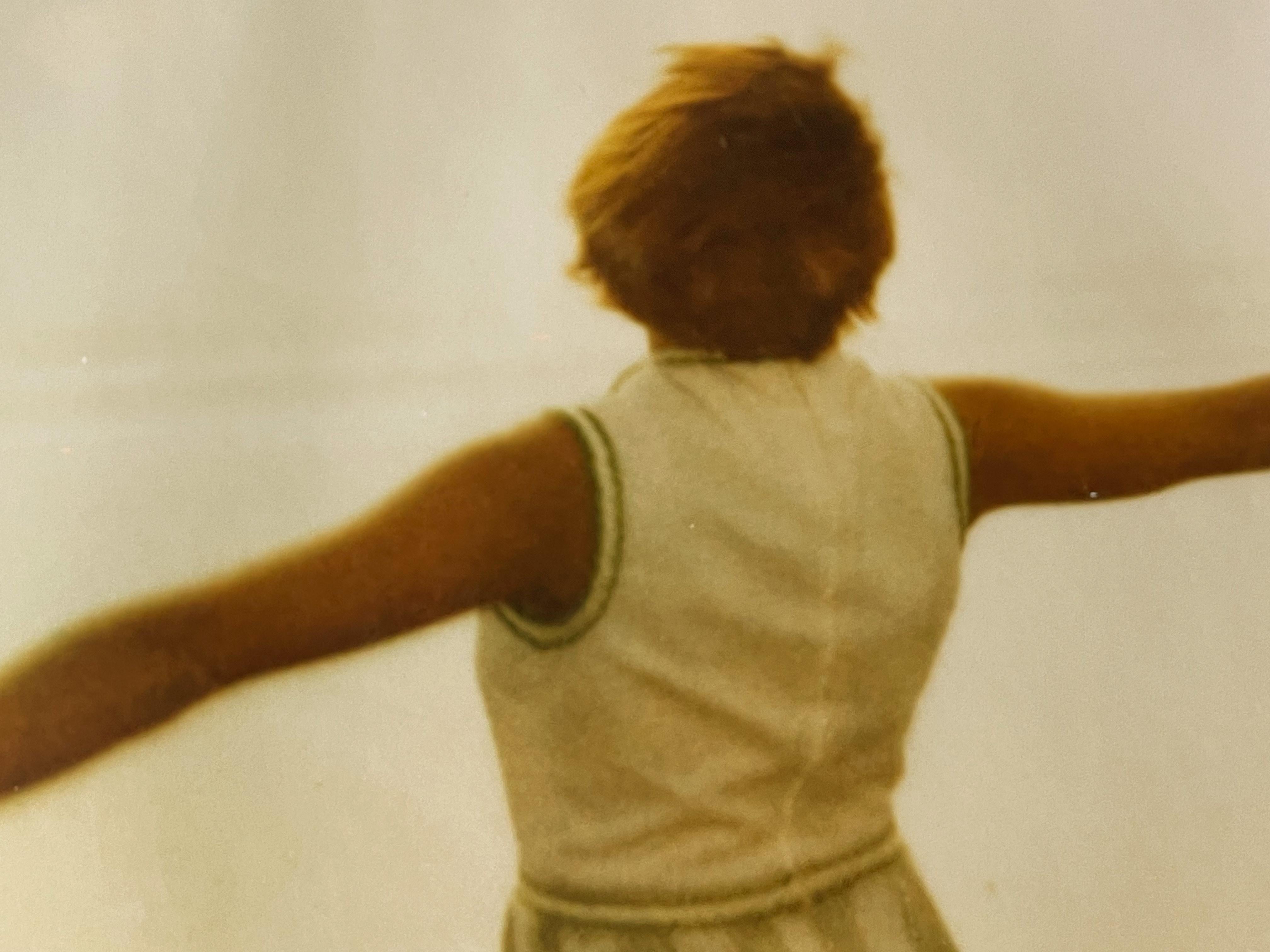 Dancer on the Beach II (Stranger than Paradise) - Analogique, imprimé à la main, Polaroid - Contemporain Photograph par Stefanie Schneider