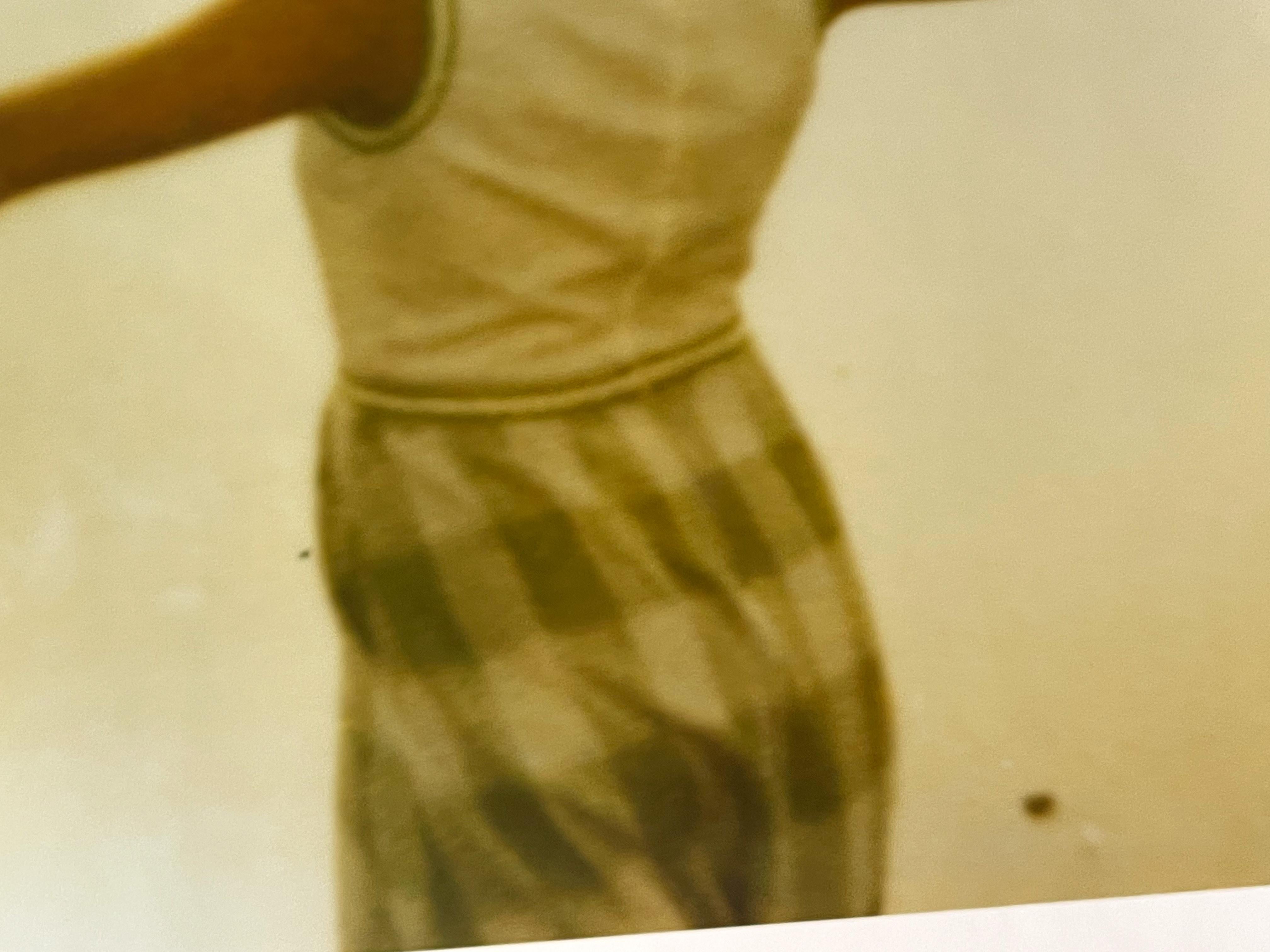 Bailarina en la playa II (Más extraño que el paraíso) - 1997

44x56cm, 
Edición 5/5. 
C-Print analógico, impreso a mano por el artista, basado en la Polaroid.
Número de inventario del artista 102.05.
Etiqueta de firma y certificado.
No está montado.
