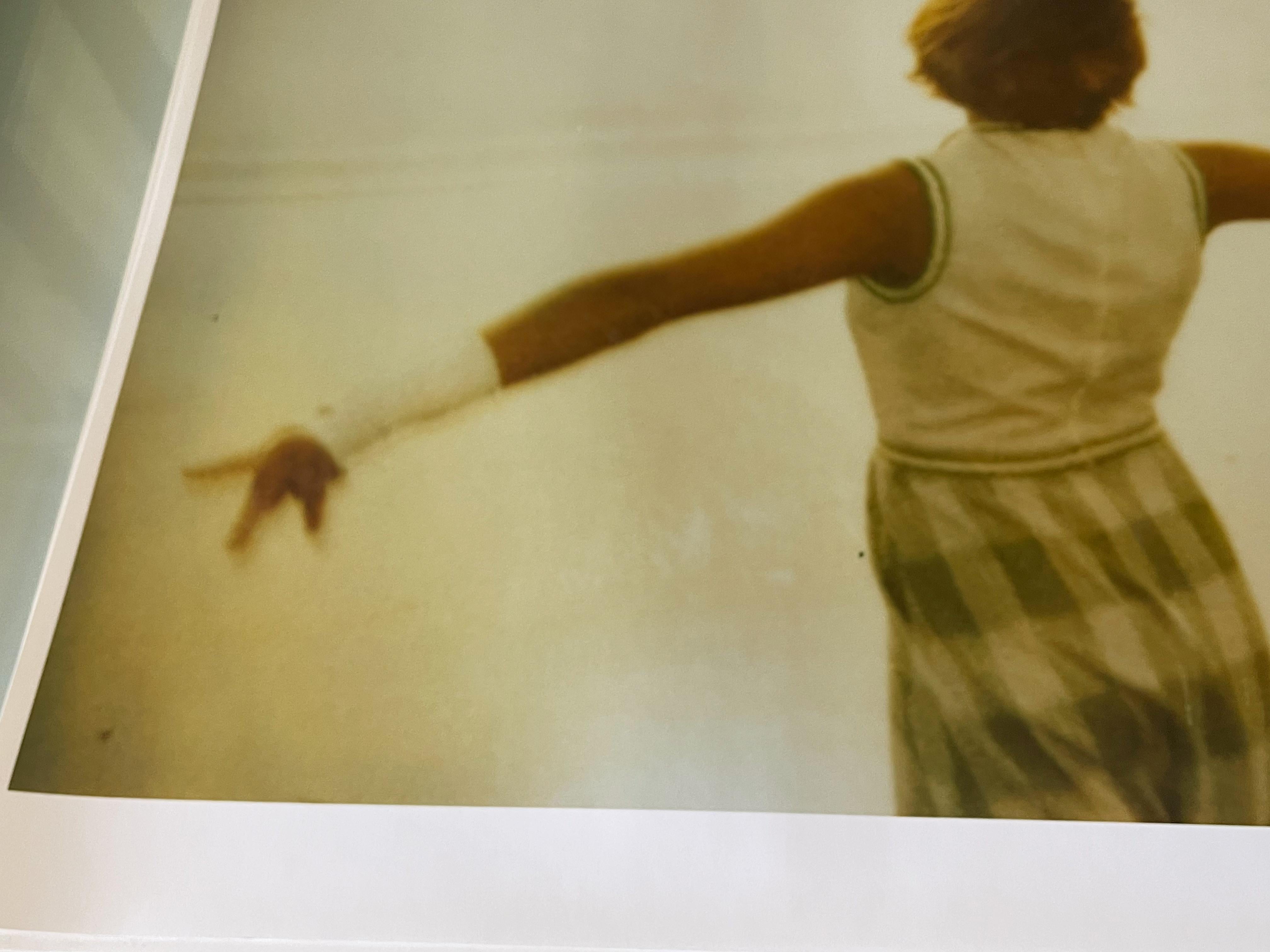 Dancer on the Beach II (Stranger than Paradise) - Analogique, imprimé à la main, Polaroid en vente 1
