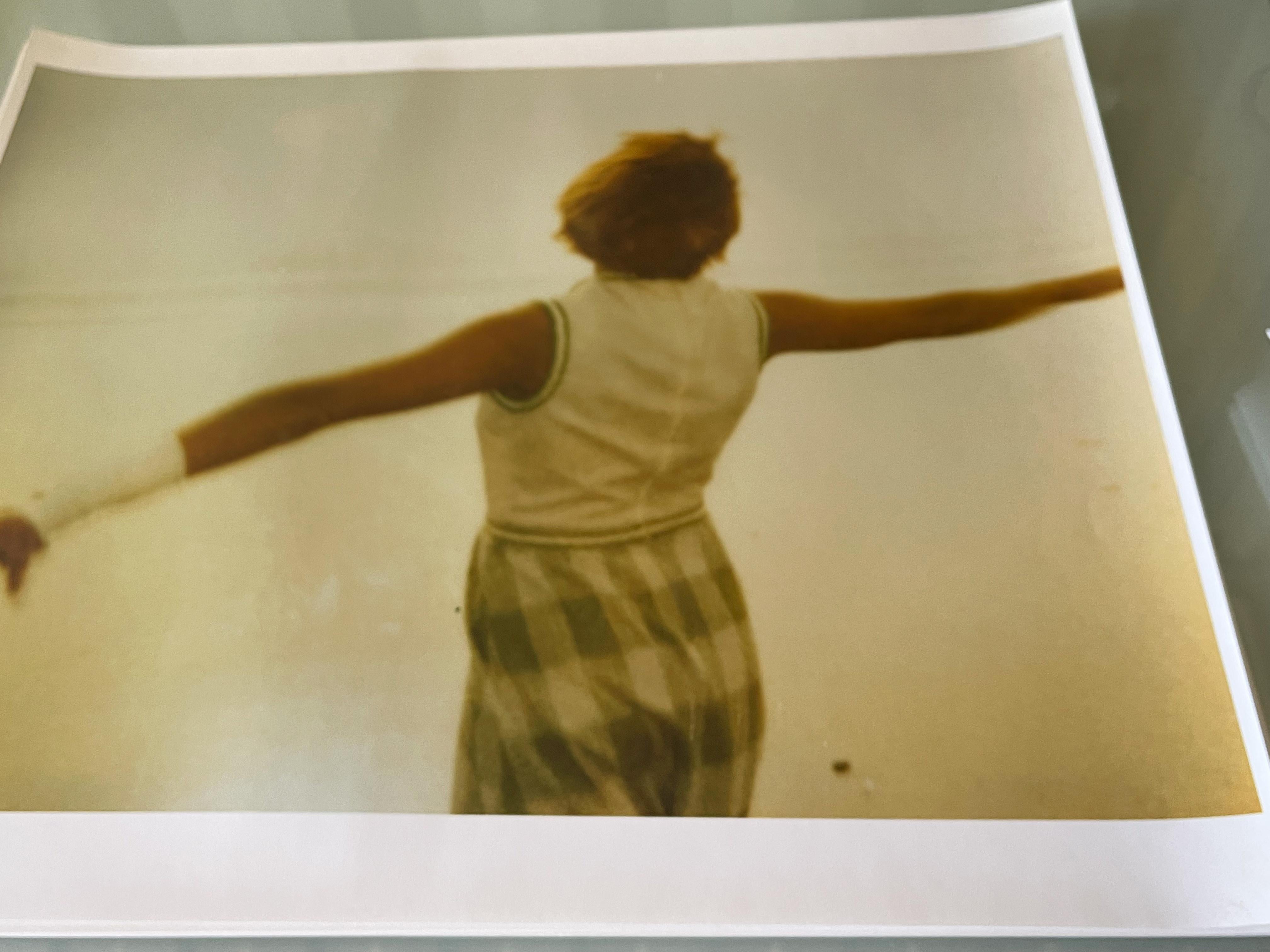 Bailarina en la playa II (Más extraño que el paraíso) - Analógico, impresión a mano, Polaroid en venta 2