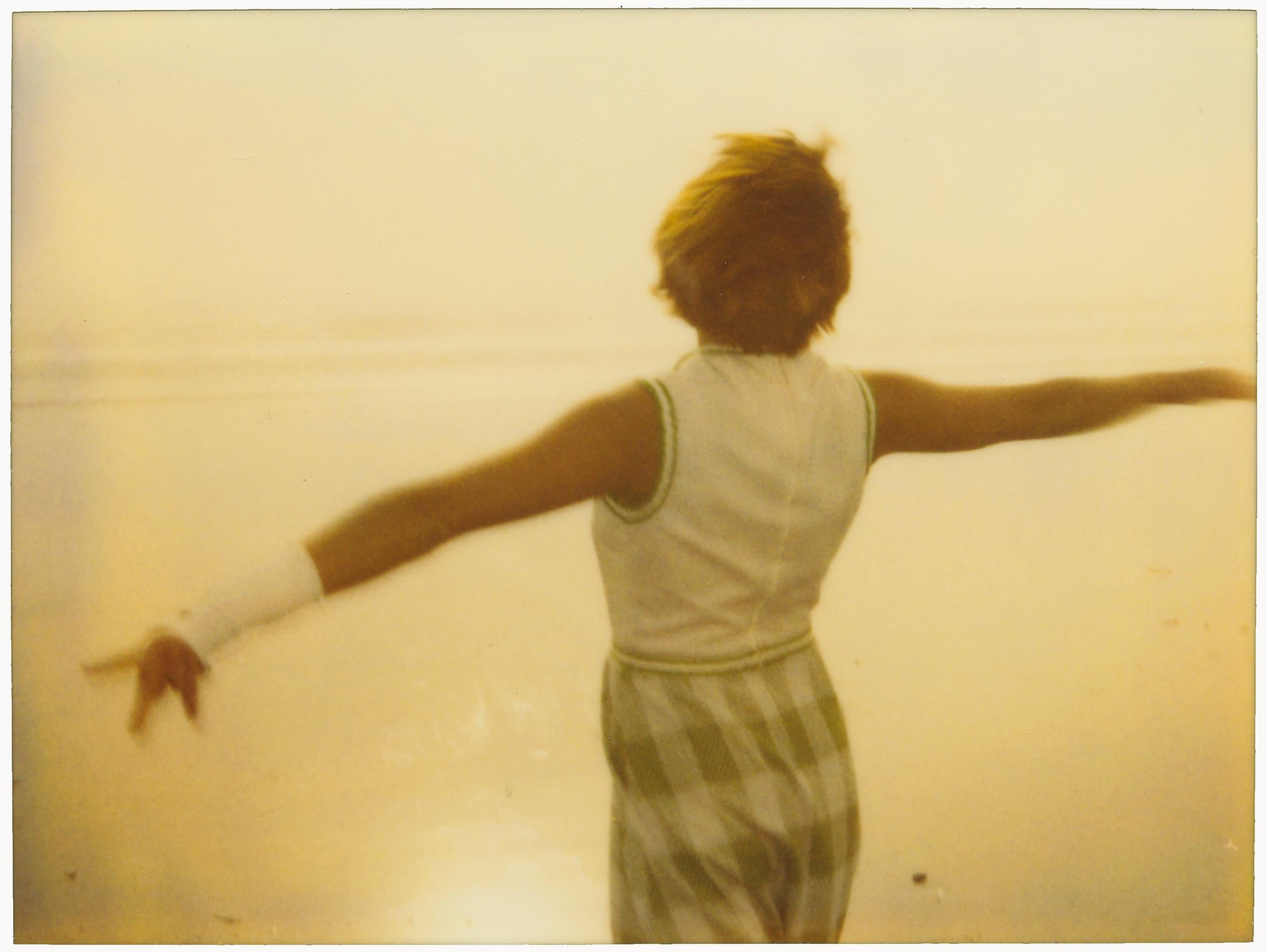 Stefanie Schneider Portrait Photograph – Dancer on the Beach II (Tänzer als Paradies) - Analog, Handdruck, Polaroid