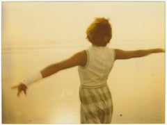 Ballerina sulla spiaggia II (Stranger than Paradise) - Analogico, stampa a mano, Polaroid