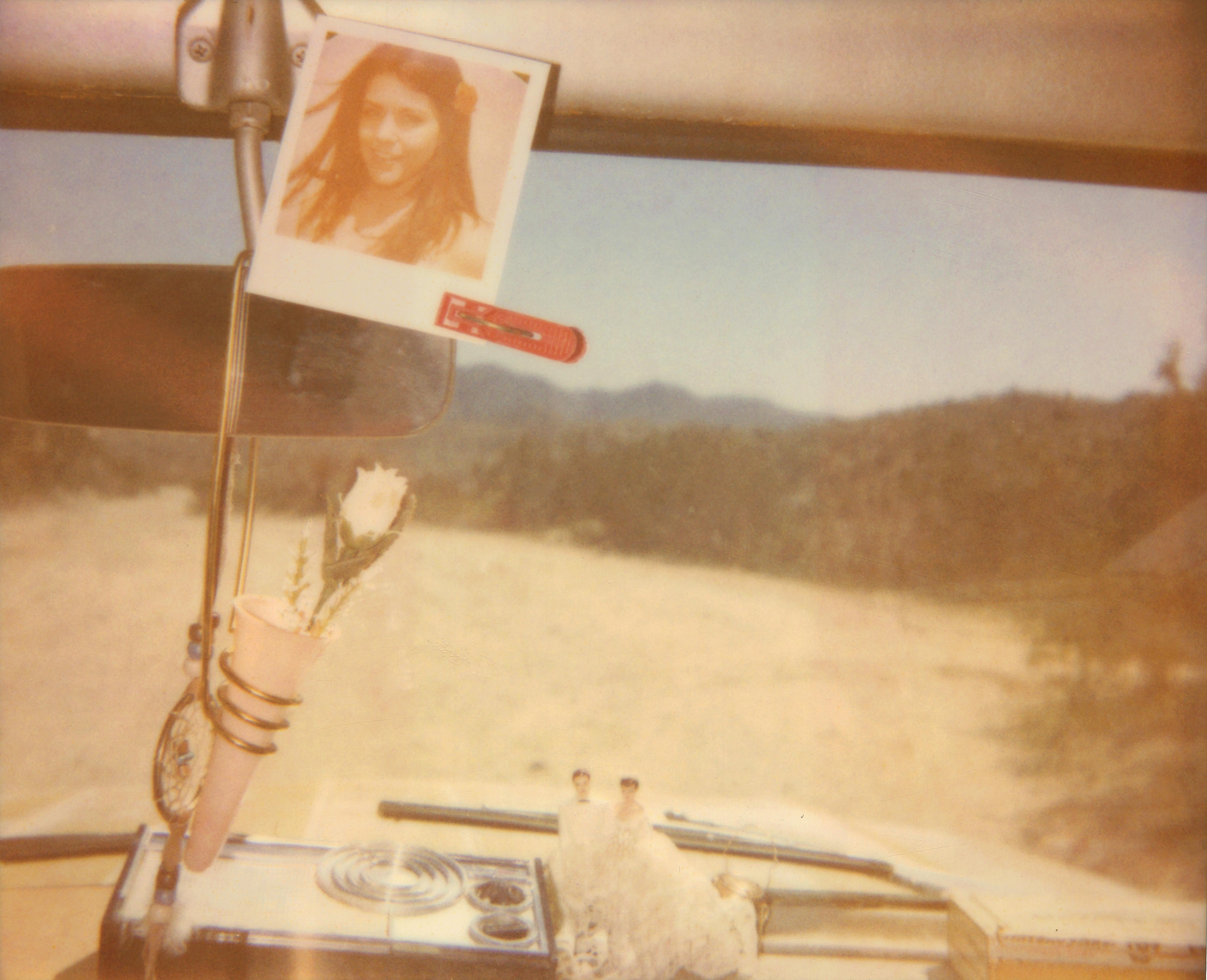 Color Photograph Stefanie Schneider - Mémoires du buffet (The Girl behind the White Picket Fence (La fille derrière la clôture de pichet blanc) - Polaroid, Portrait
