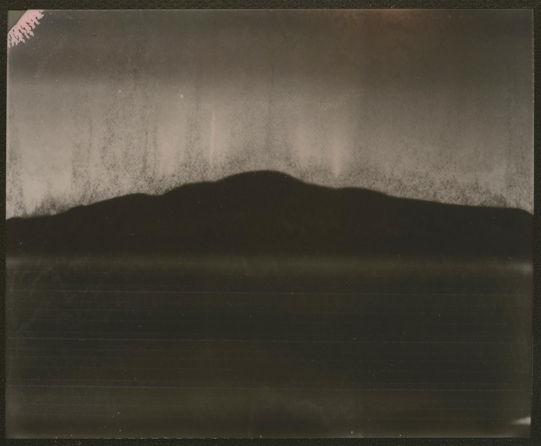 Stefanie Schneider Abstract Photograph – Morgengrauen (Dekonstruktivismus) - Contemporary, Abgelaufenes Polaroid