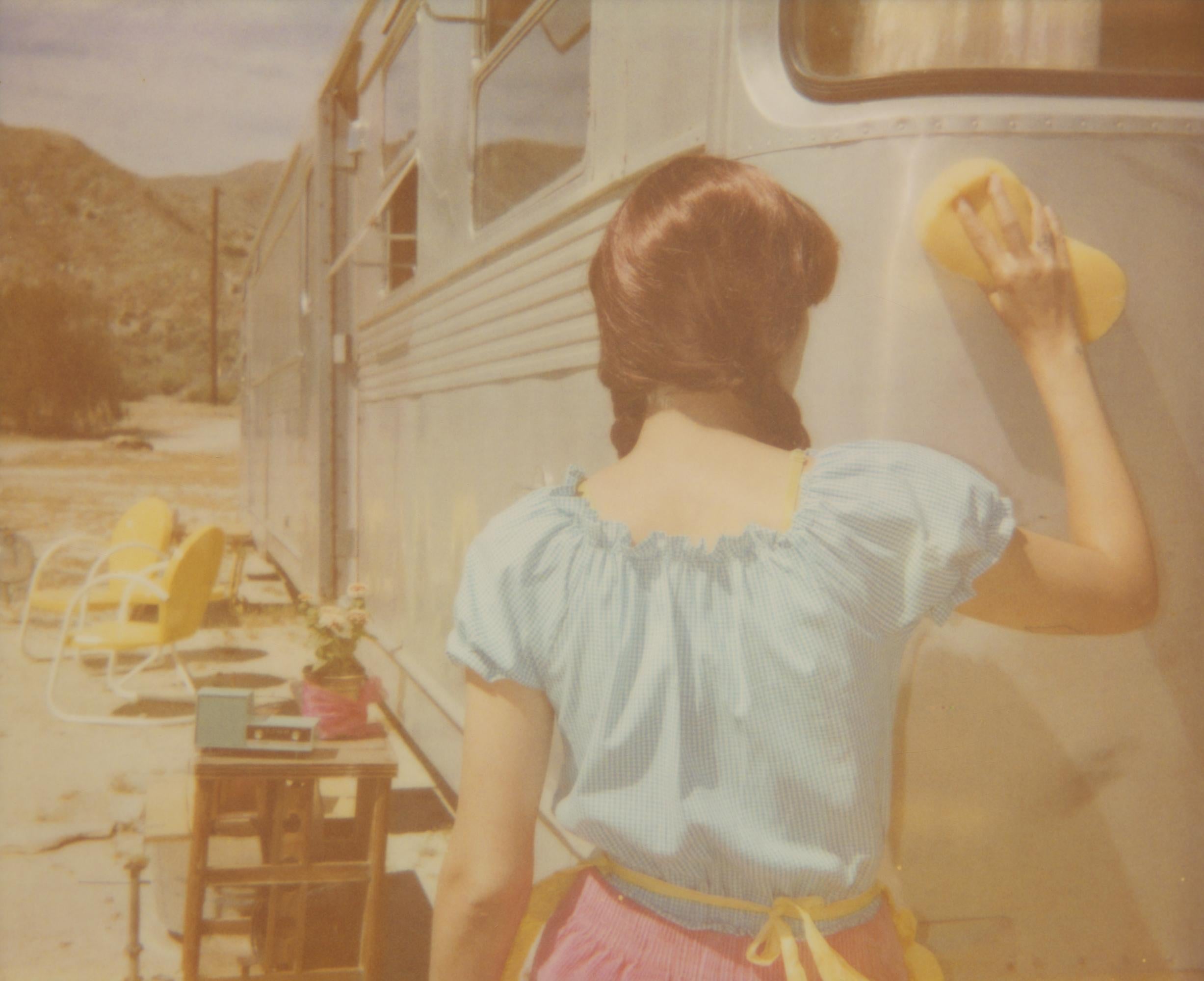 Portrait Photograph Stefanie Schneider - Jour après jour (La fille derrière la palissade blanche)