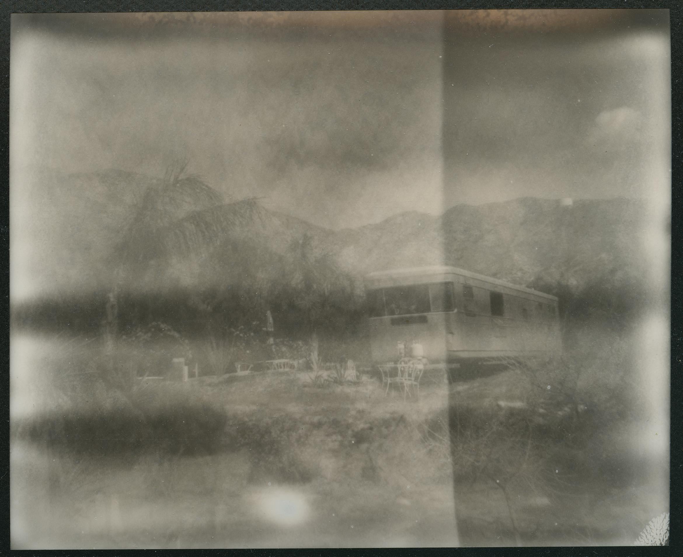 Stefanie Schneider Black and White Photograph – Wüstenleben (California Träumen) – Zeitgenössisch, 21. Jahrhundert, Polaroid