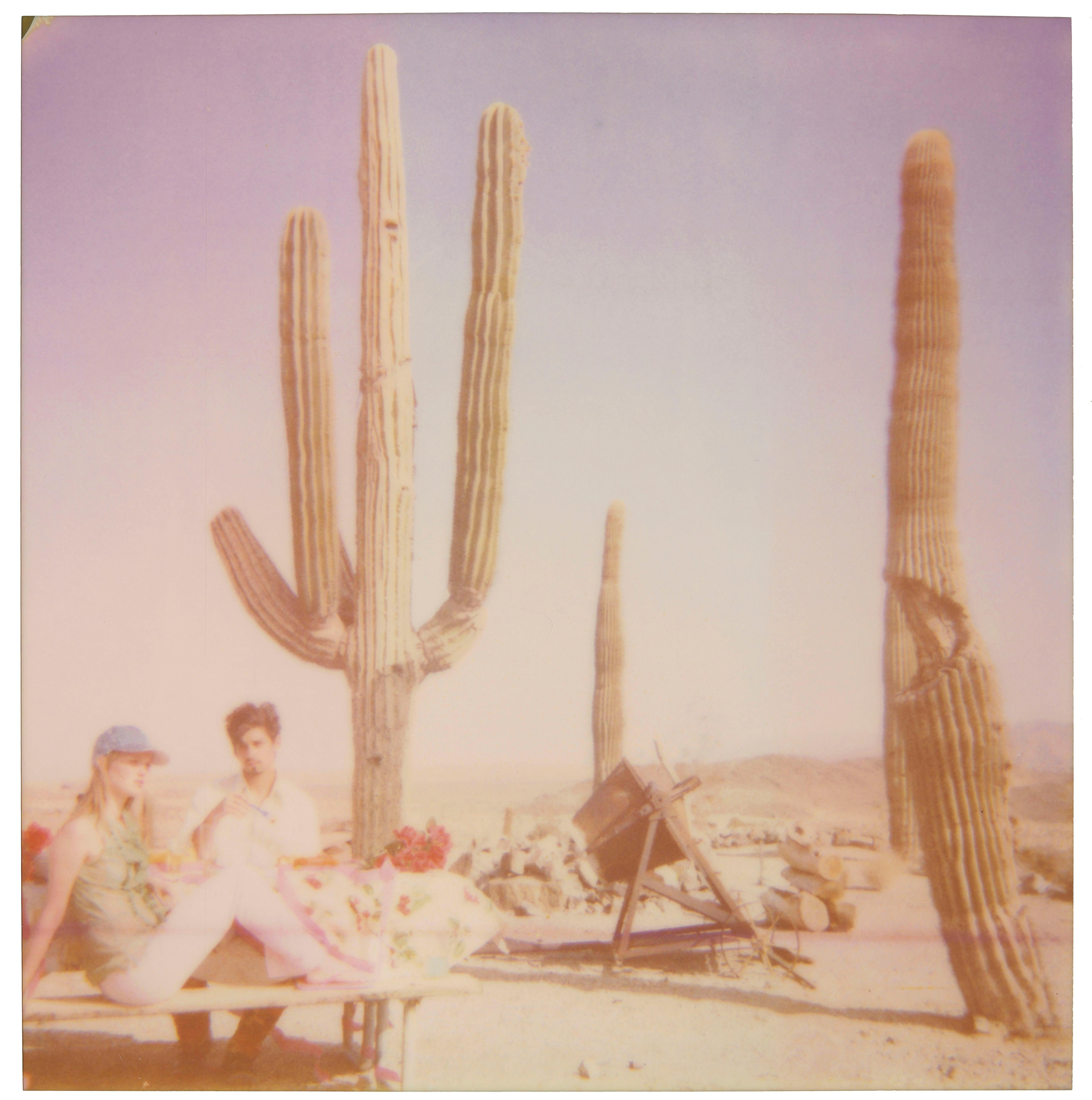 Color Photograph Stefanie Schneider - Oasis du désert (Haley and the Birds) 
