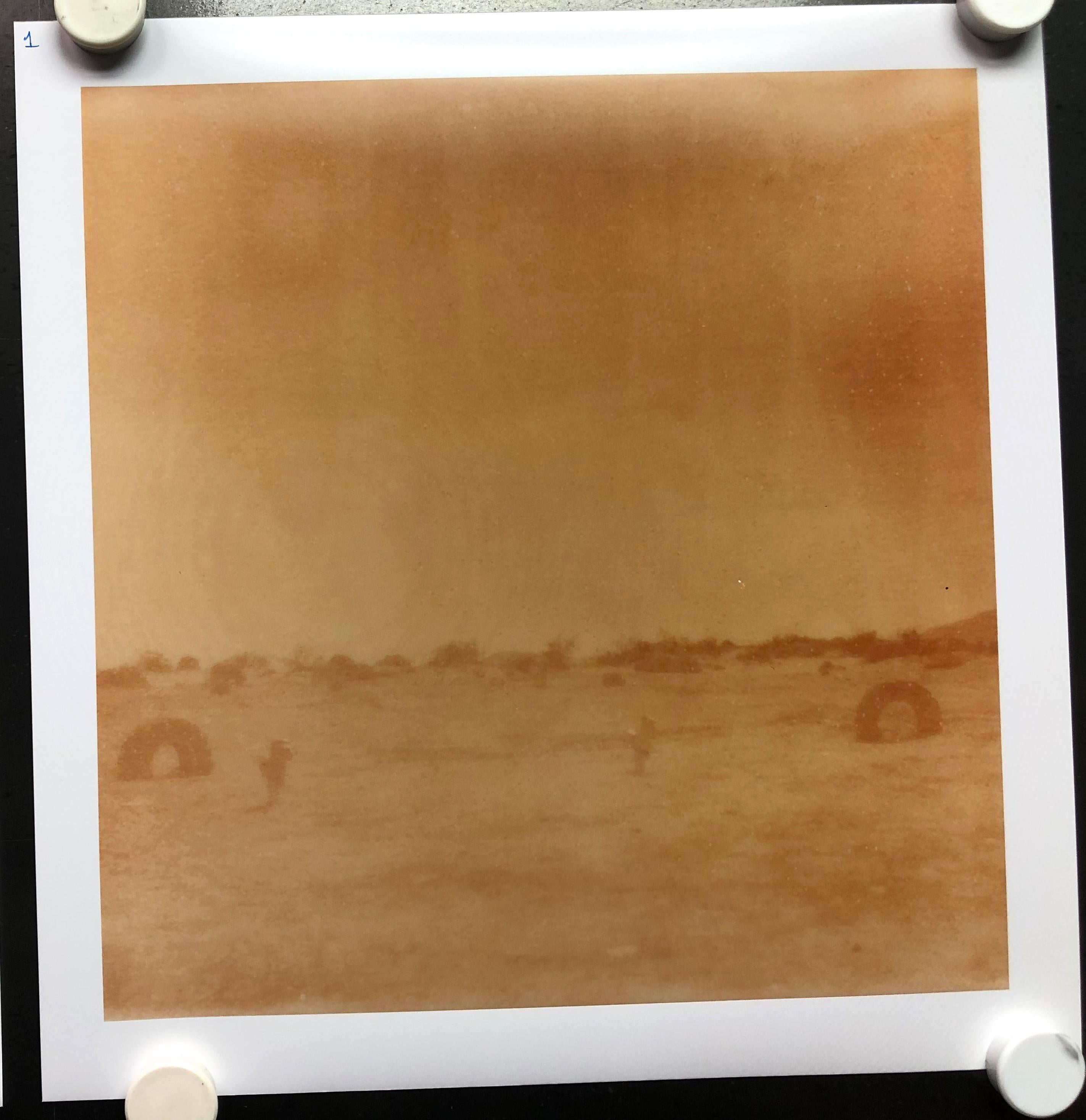 Desert Playground (30e anniversaire d'Oxana) - Contemporain, Paysage, Polaroid - Photograph de Stefanie Schneider