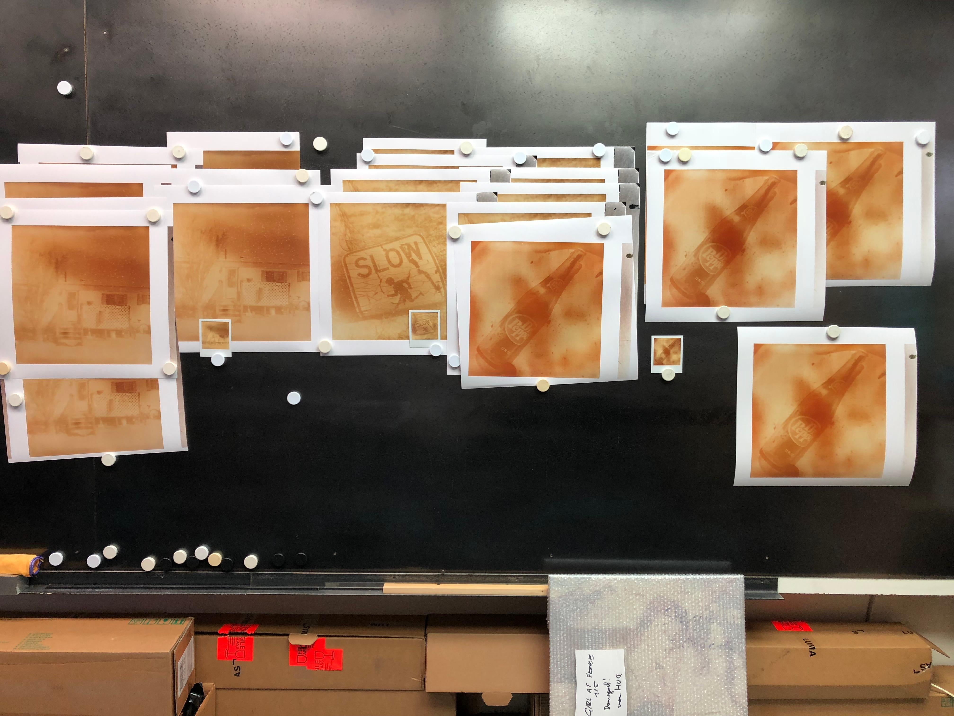 Desert Playground (30e anniversaire d'Oxana) - Contemporain, Paysage, Polaroid en vente 1