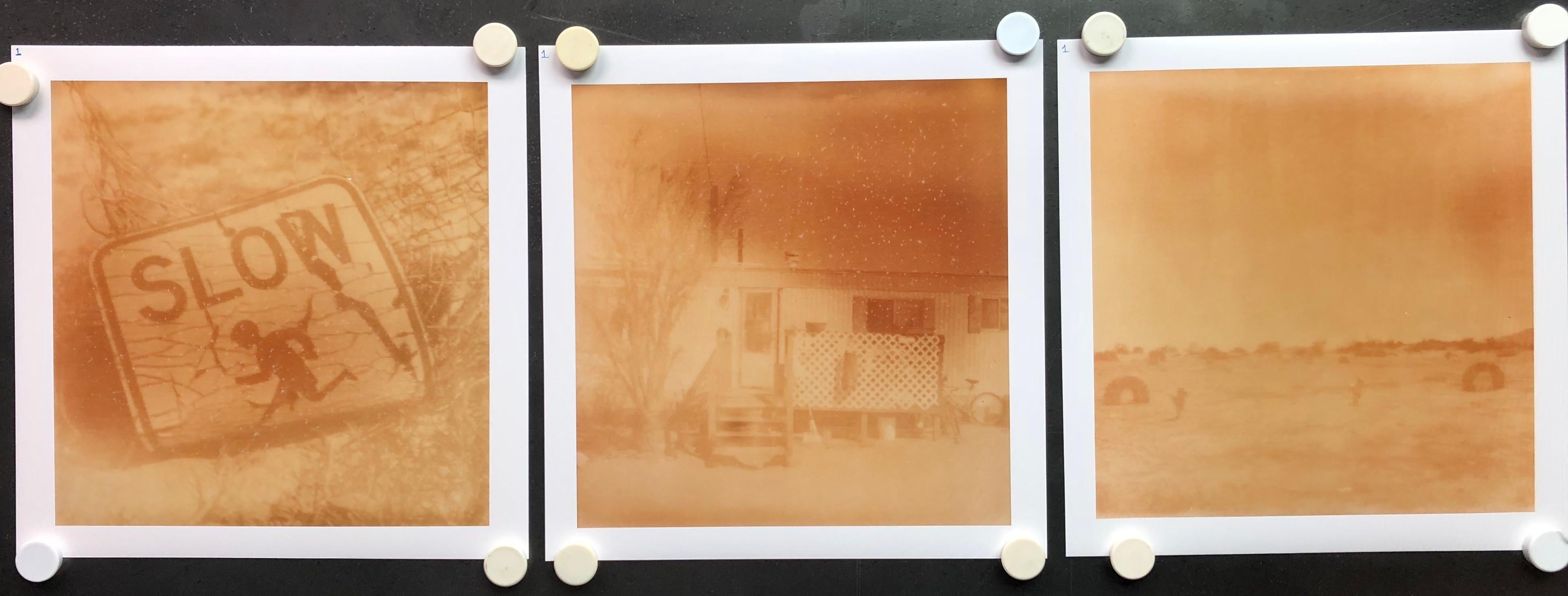Desert Playground (30e anniversaire d'Oxana) - Contemporain, Paysage, Polaroid en vente 3