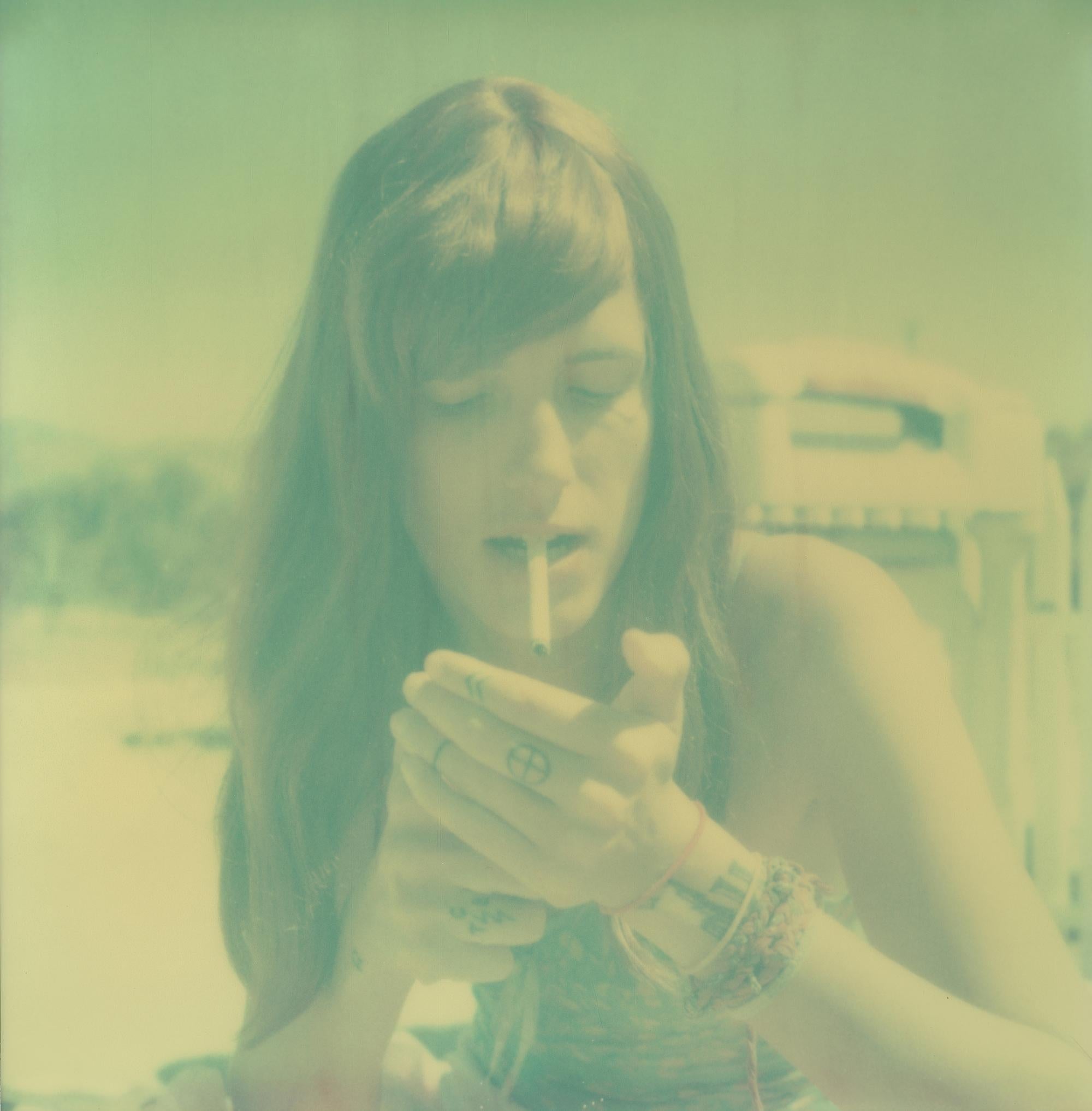 Color Photograph di Stefanie Schneider - Ho finito di piangere (La ragazza dietro il recinto bianco)