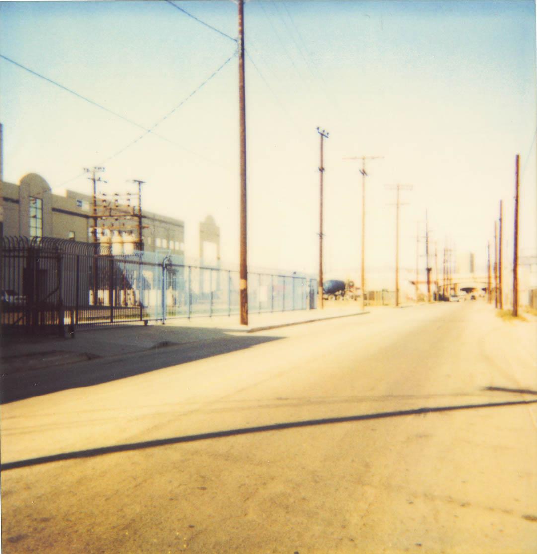 Color Photograph Stefanie Schneider - Downtown LA (Instantdreams) - 21e siècle, Polaroid, couleur