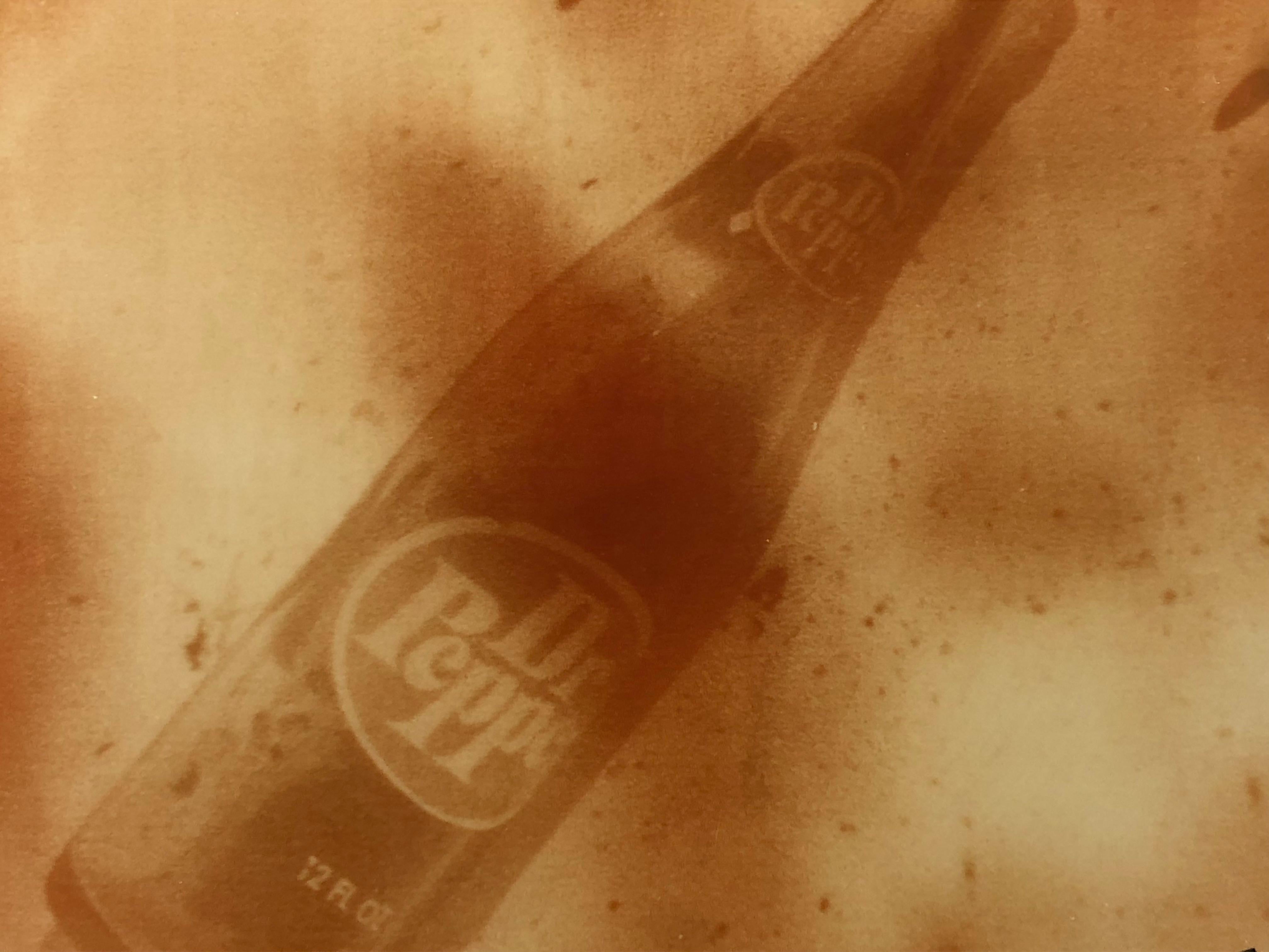 Dr. Pepper (30° compleanno di Oxana) - Contemporaneo, Paesaggio, Polaroid, scaduto - Color Photograph Marrone di Stefanie Schneider