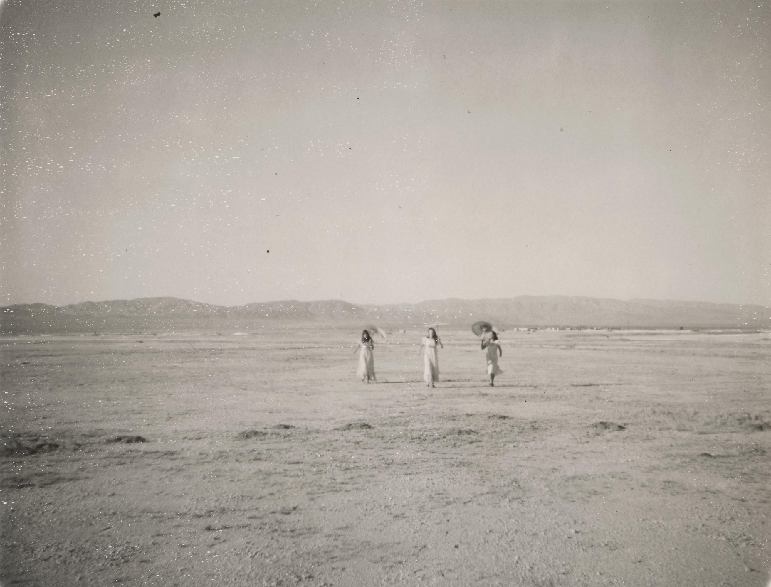 Landscape Photograph di Stefanie Schneider - Scena di sogno sul lago salato - Polaroid, Figurativo, Paesaggio, Deserto