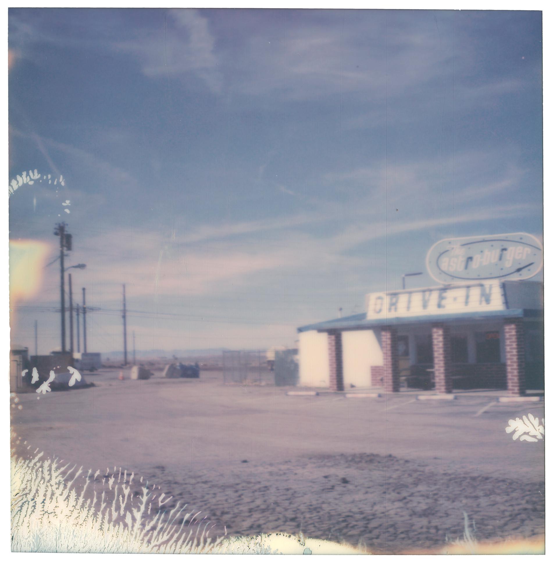 Drive-In (American Depression) – Zeitgenössisch, Polaroid, Landschaft
