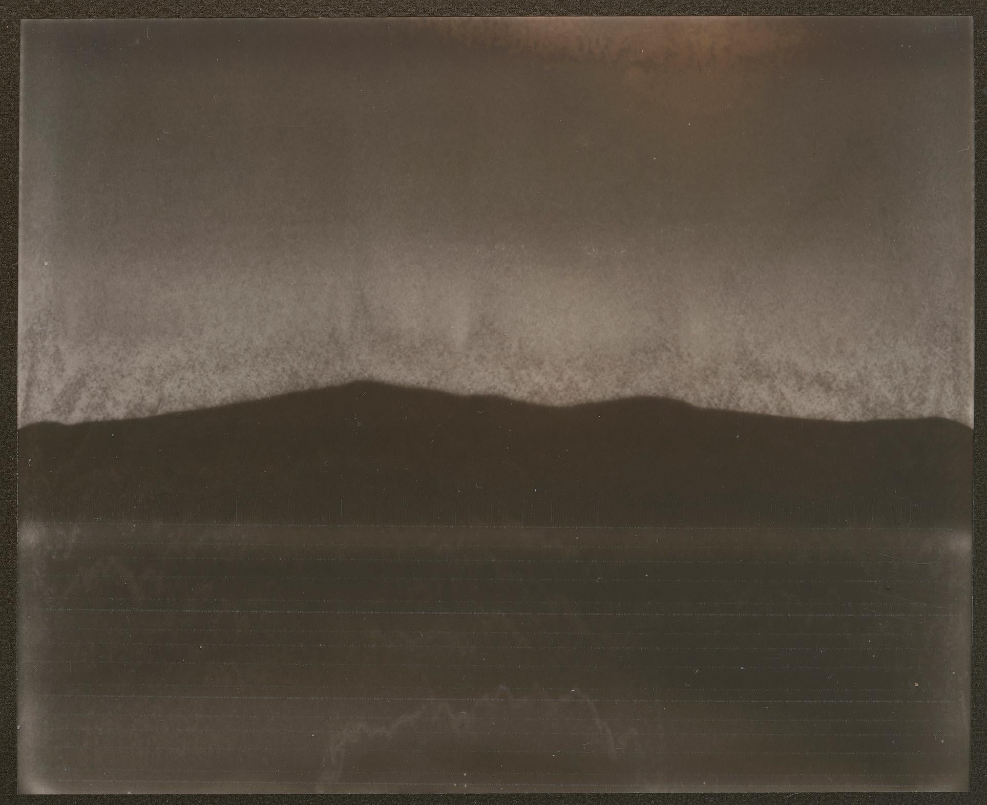Stefanie Schneider Landscape Photograph – Abenddämmerung (Dekonstruktivismus) - Contemporary, Abgelaufenes Polaroid