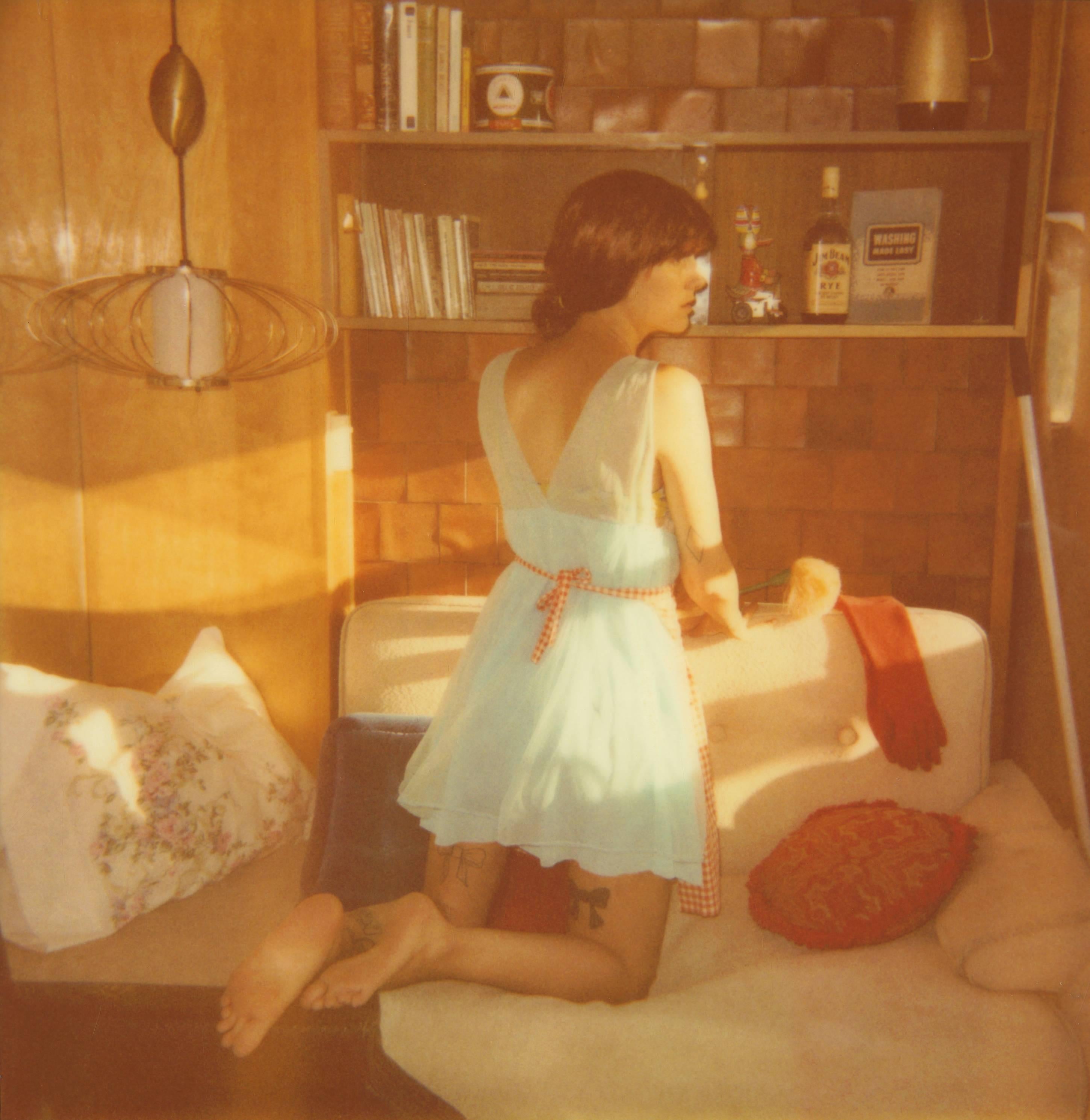 Figurative Photograph Stefanie Schneider - Whiting (La fille derrière la palissade blanche) - Polaroid, Contemporary, Color