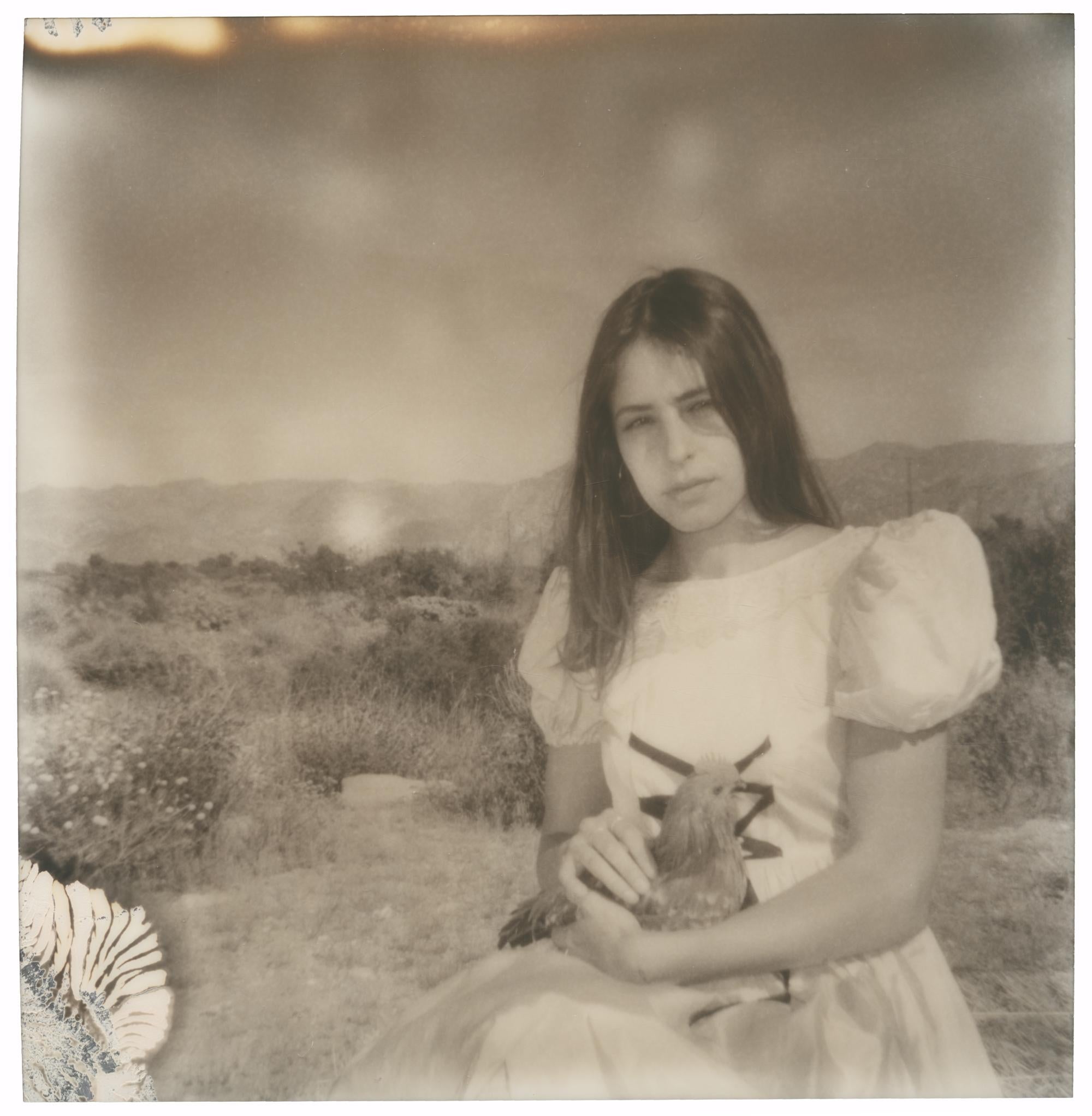 Black and White Photograph de Stefanie Schneider - Dusty y Susanna (Pollitos y Pollitas y a veces Gallos)