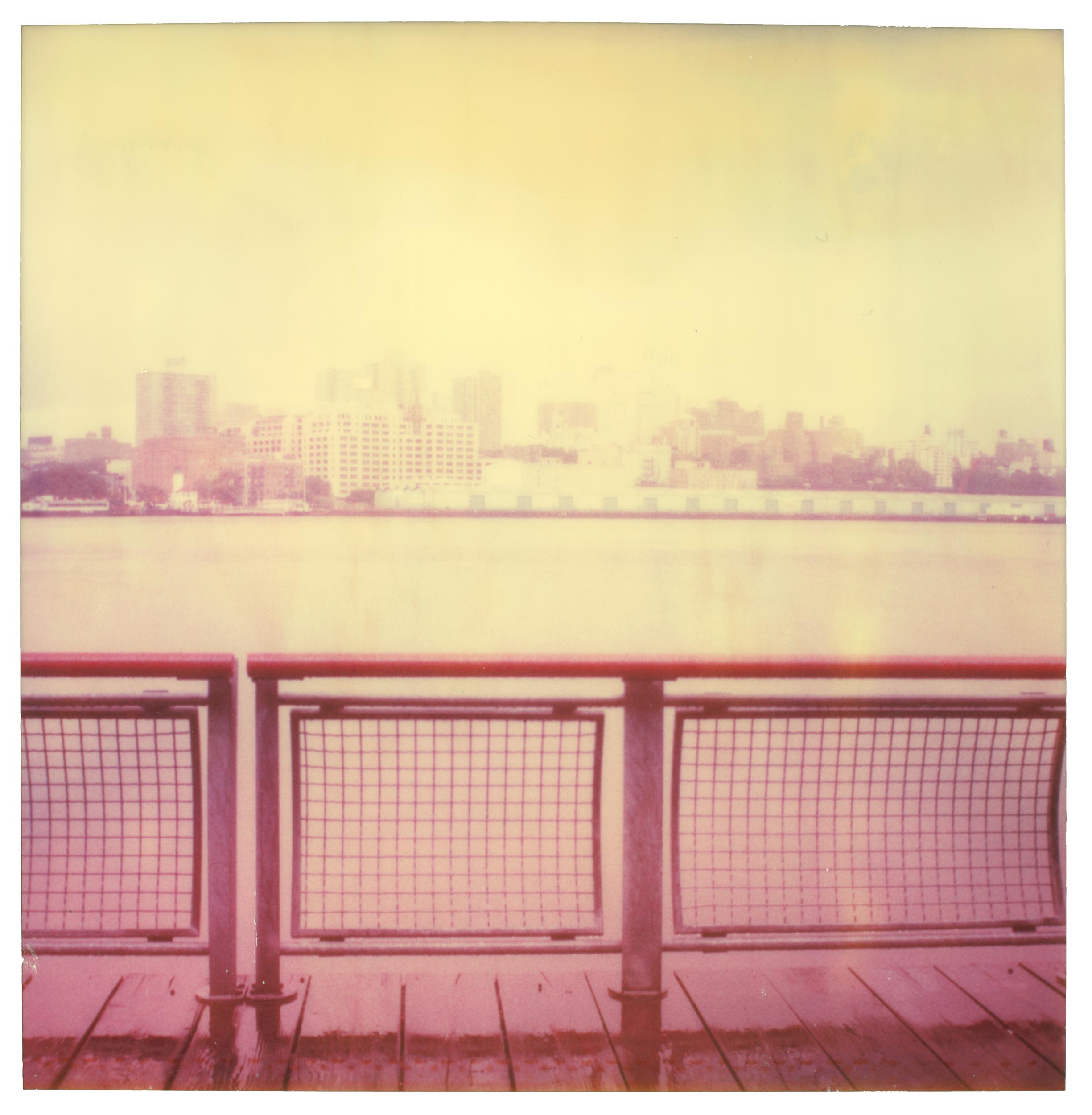 Color Photograph Stefanie Schneider - Vue de l'East River (séjour) - Polaroïd, 21e siècle