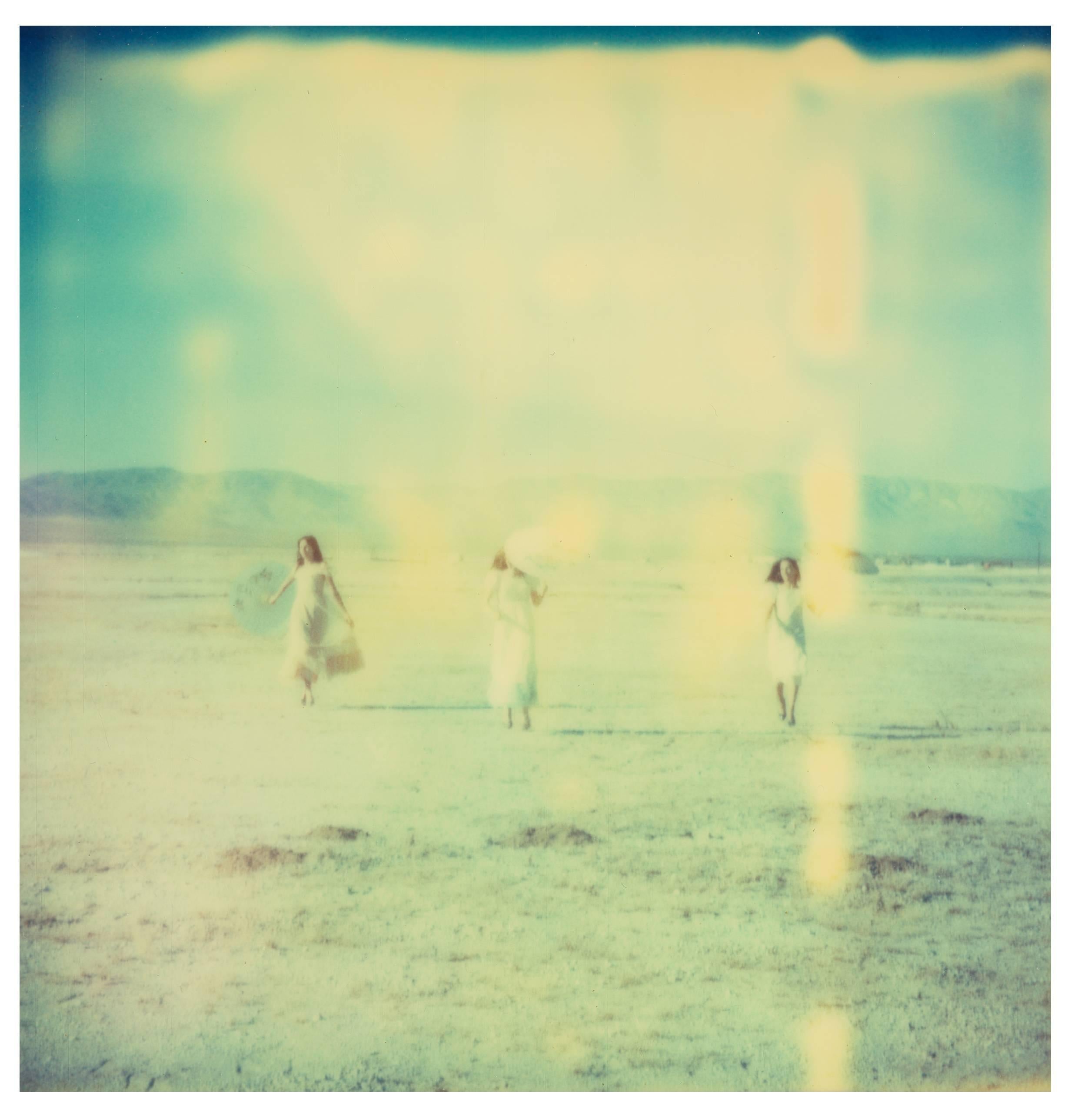 Encantada (Escena de ensueño en el Lago Salado), tríptico - Color Photograph Verde de Stefanie Schneider