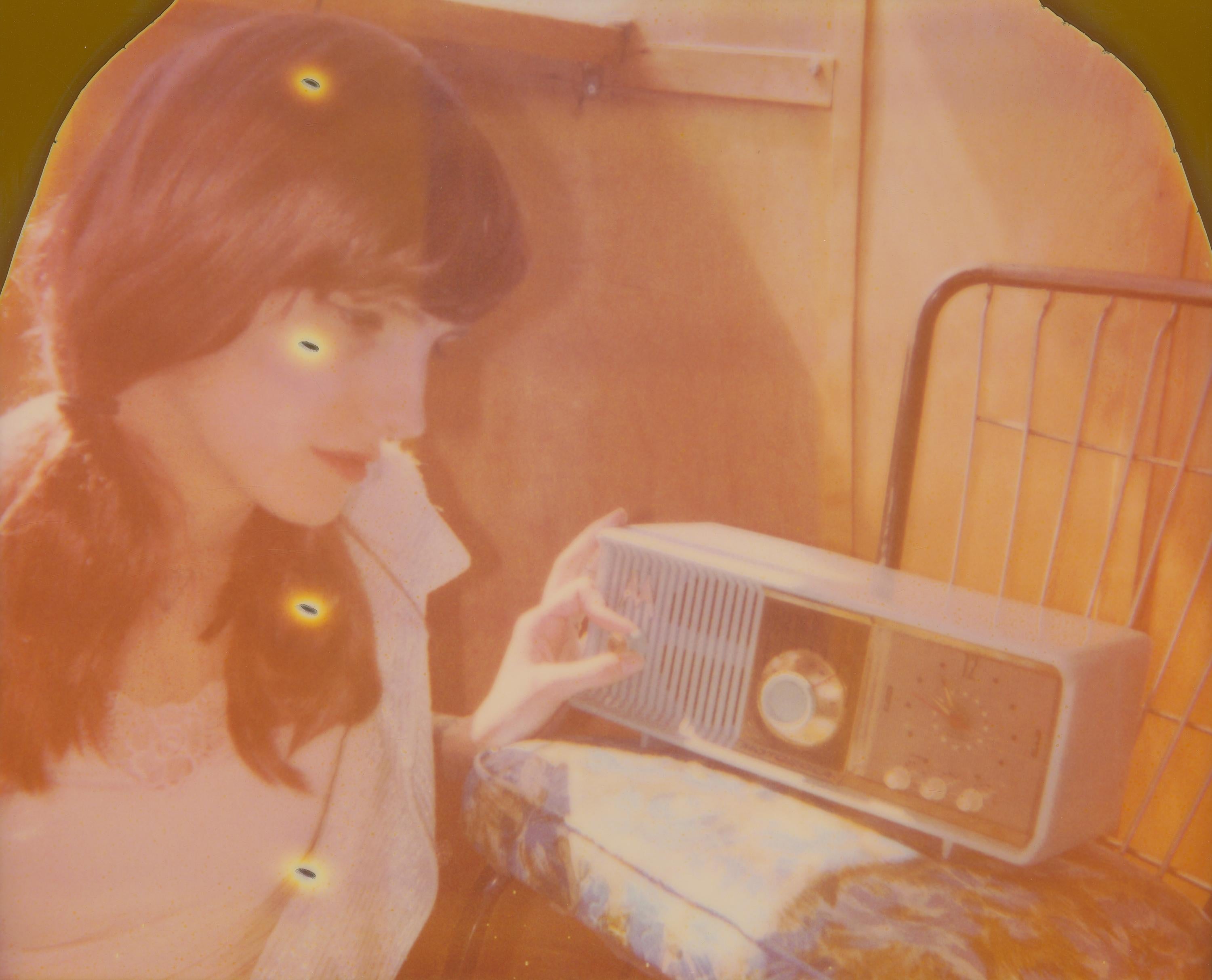 Portrait Photograph di Stefanie Schneider - Tutto è costruito su sabbie mobili (The Girl behind the White Picket Fence)